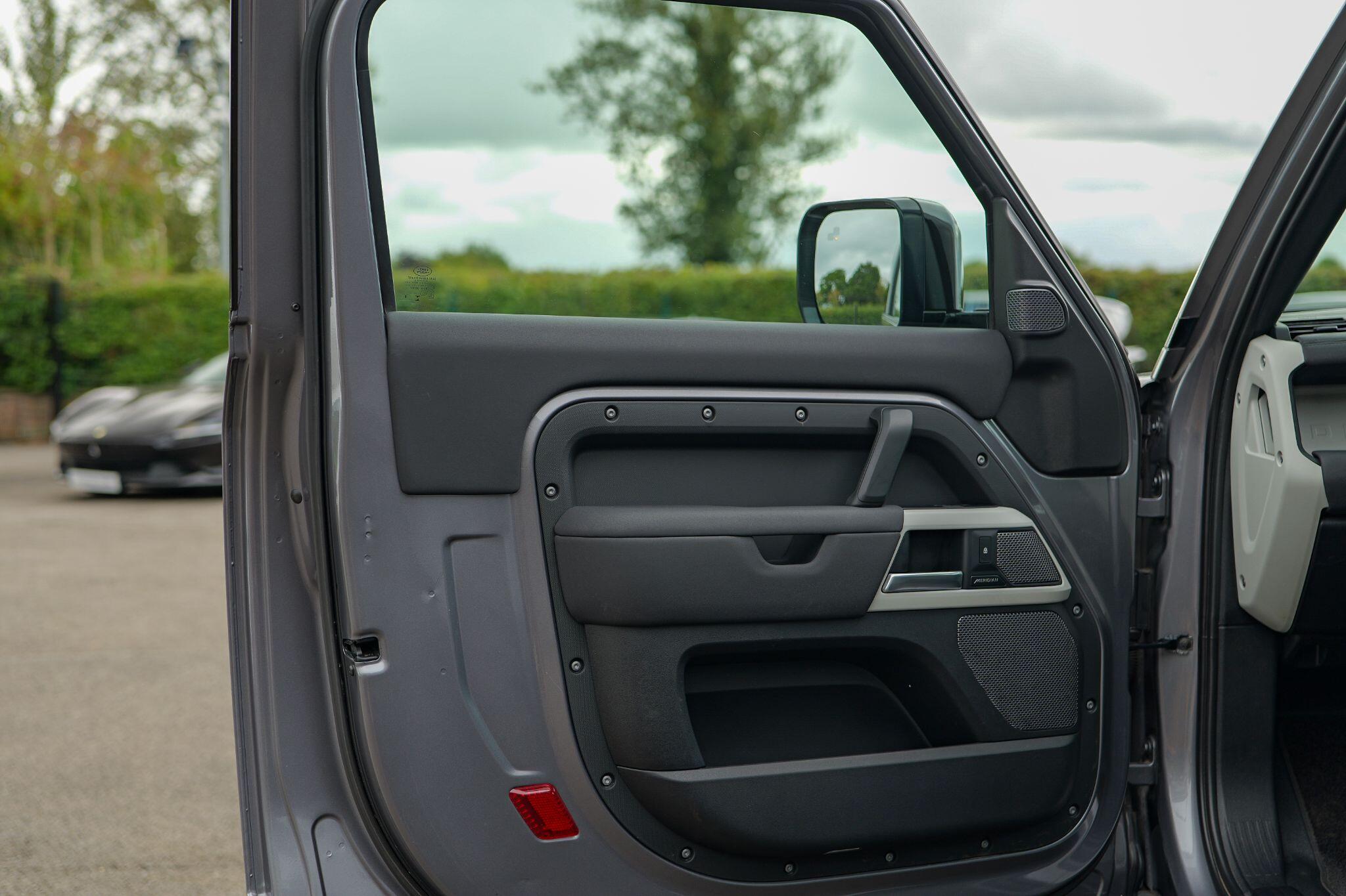 Land Rover Defender 90 view 31