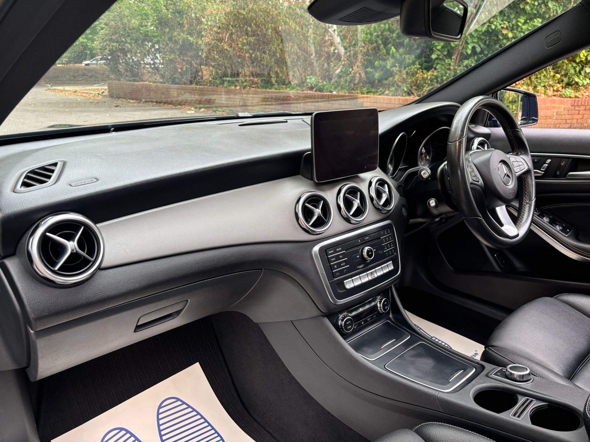 Mercedes-Benz GLA view 18