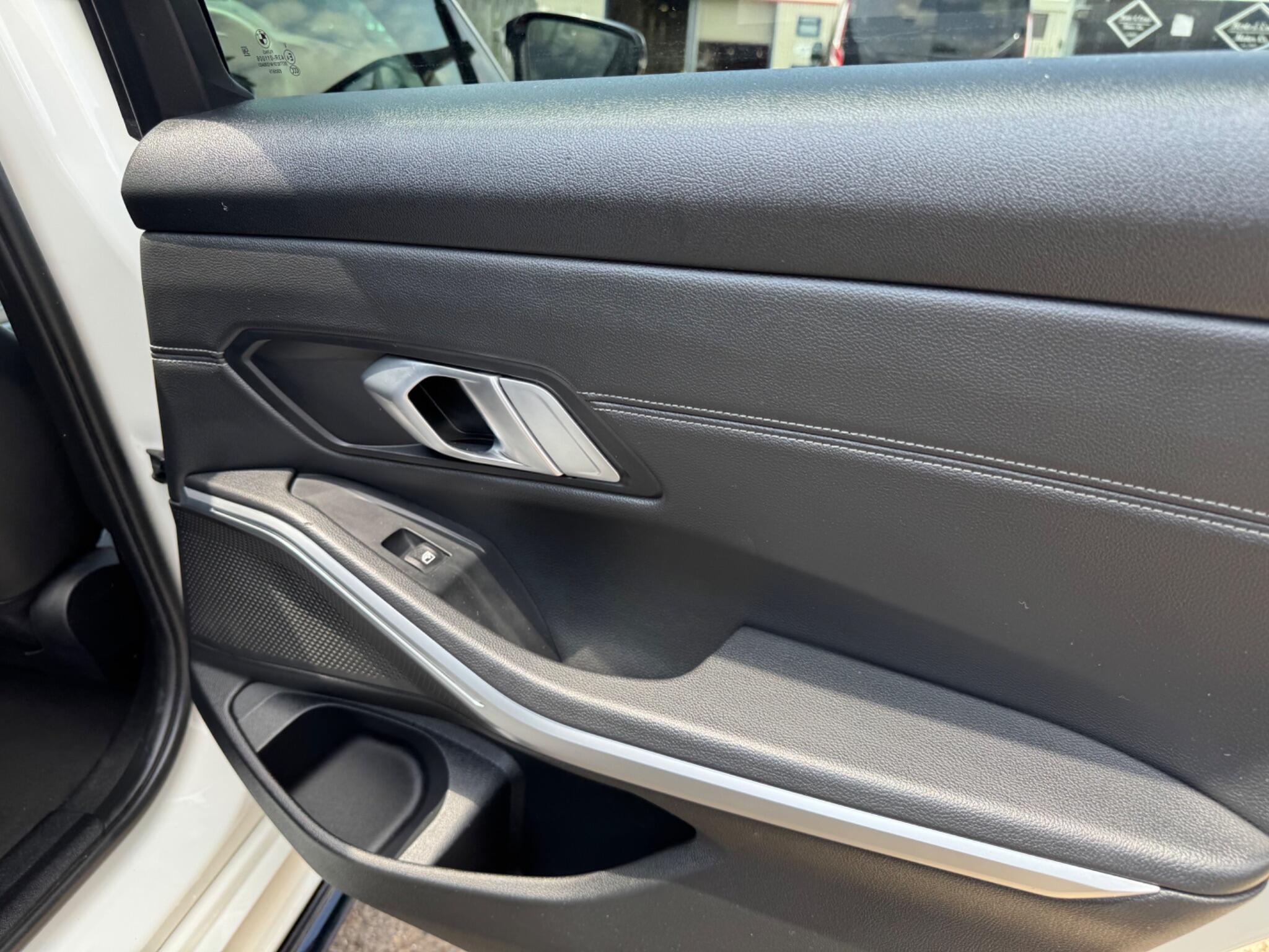 BMW 3 Series view 32