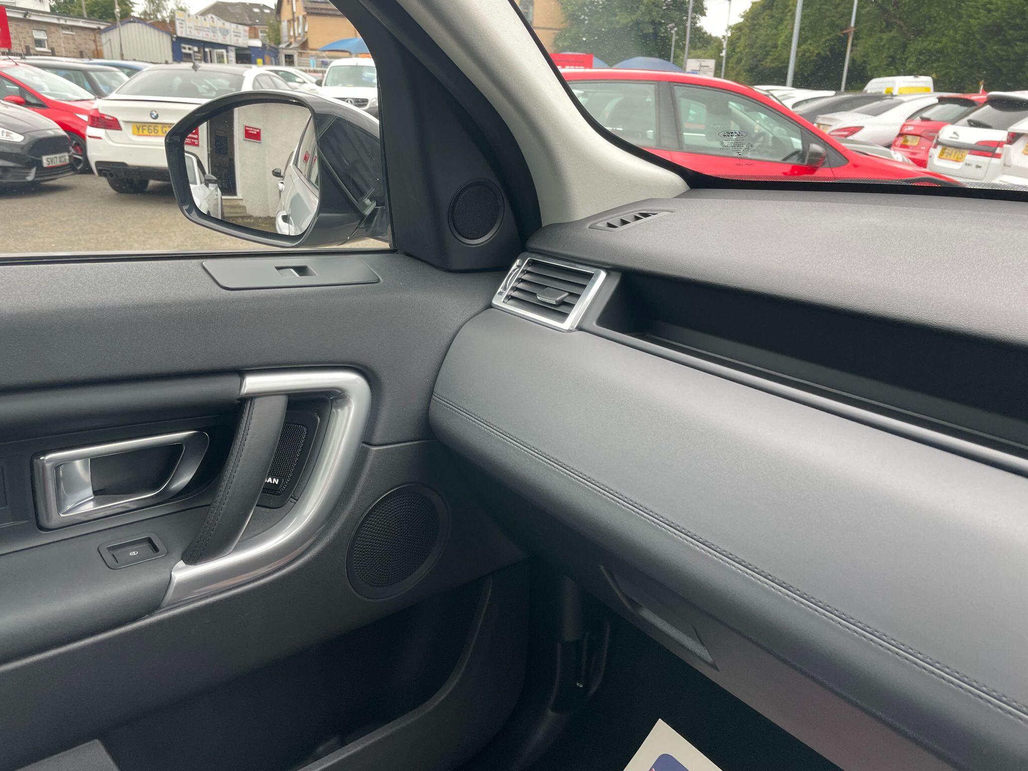 Land Rover Discovery Sport view 32