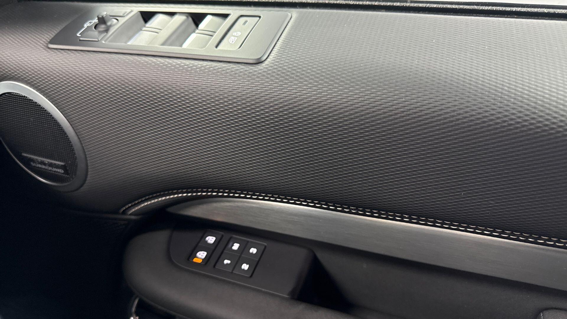 Land Rover Discovery view 22
