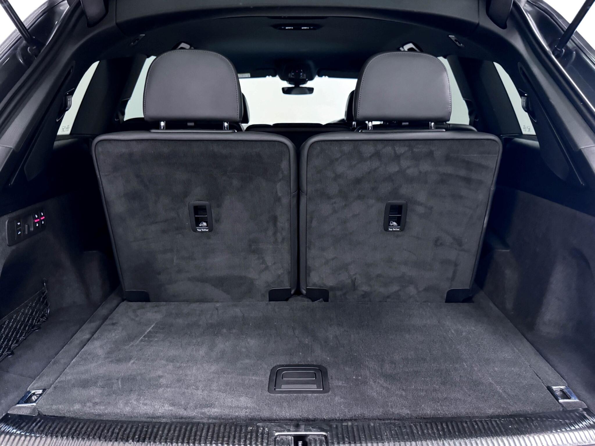 Audi Q7 view 8