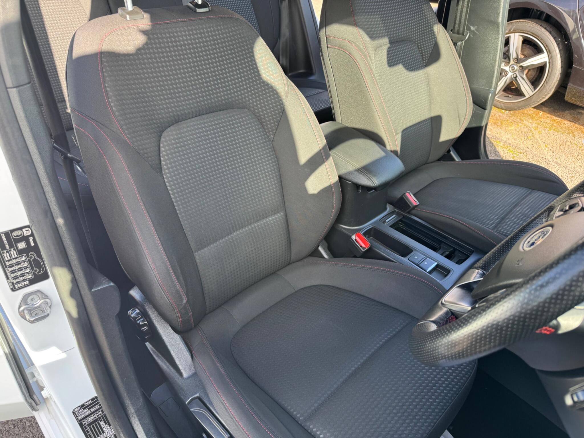 Ford Focus view 6