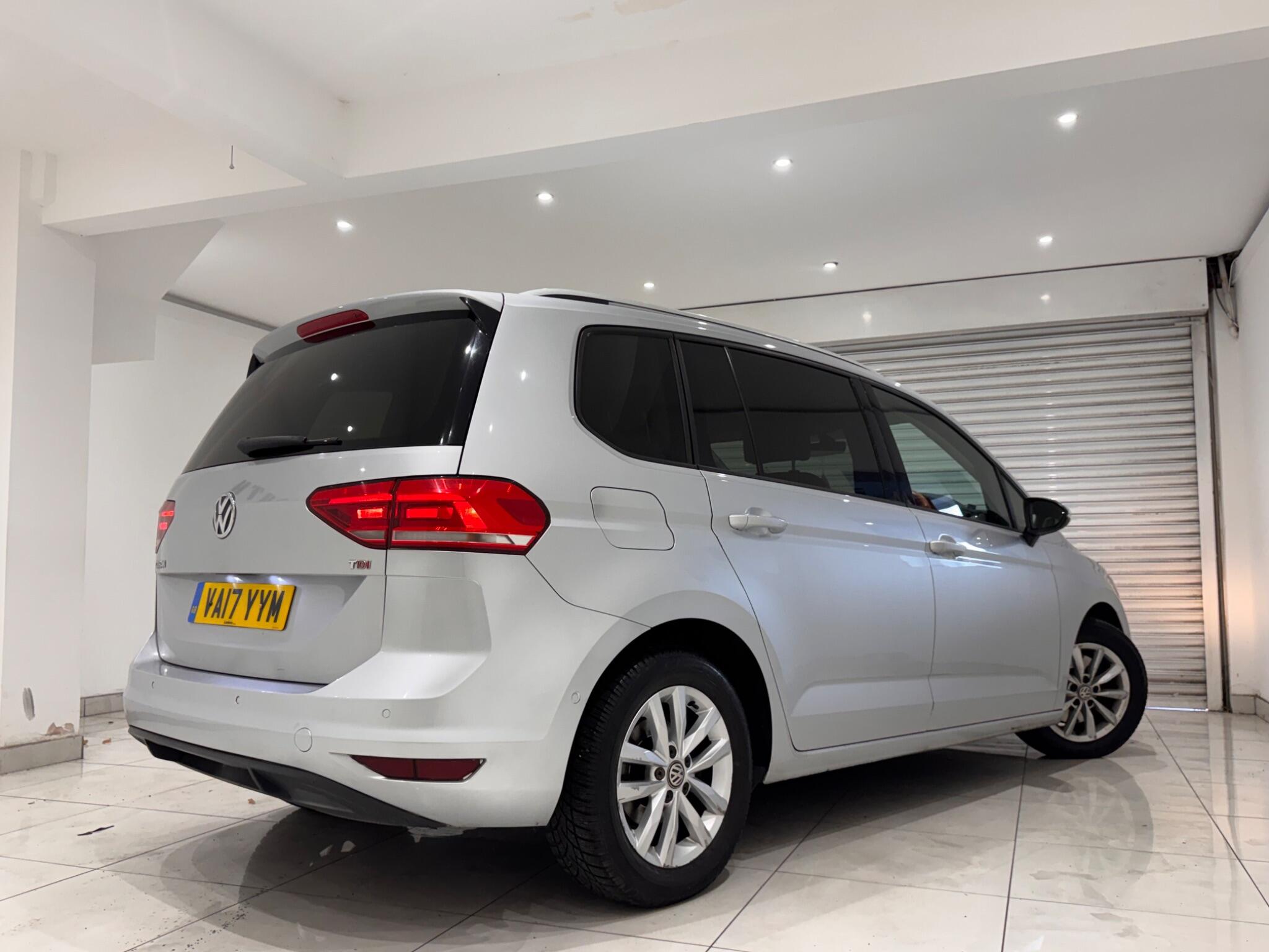 Volkswagen Touran view 3
