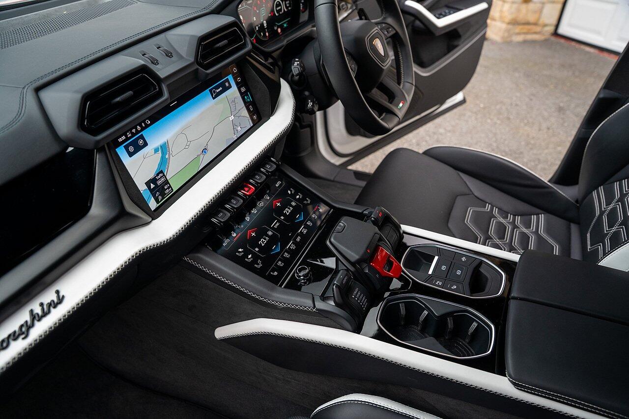 Lamborghini Urus view 76