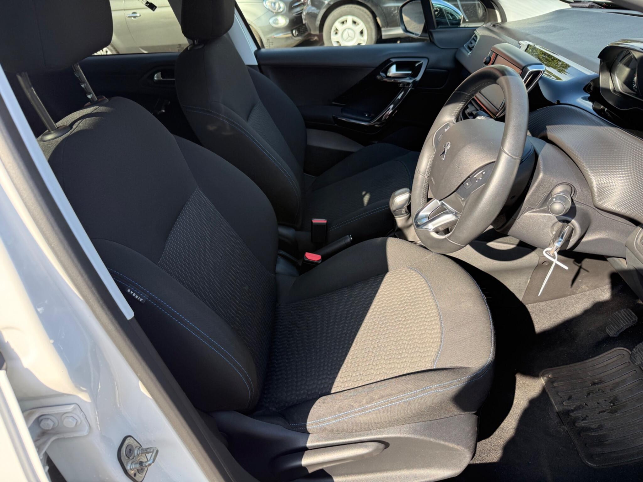Peugeot 208 view 15