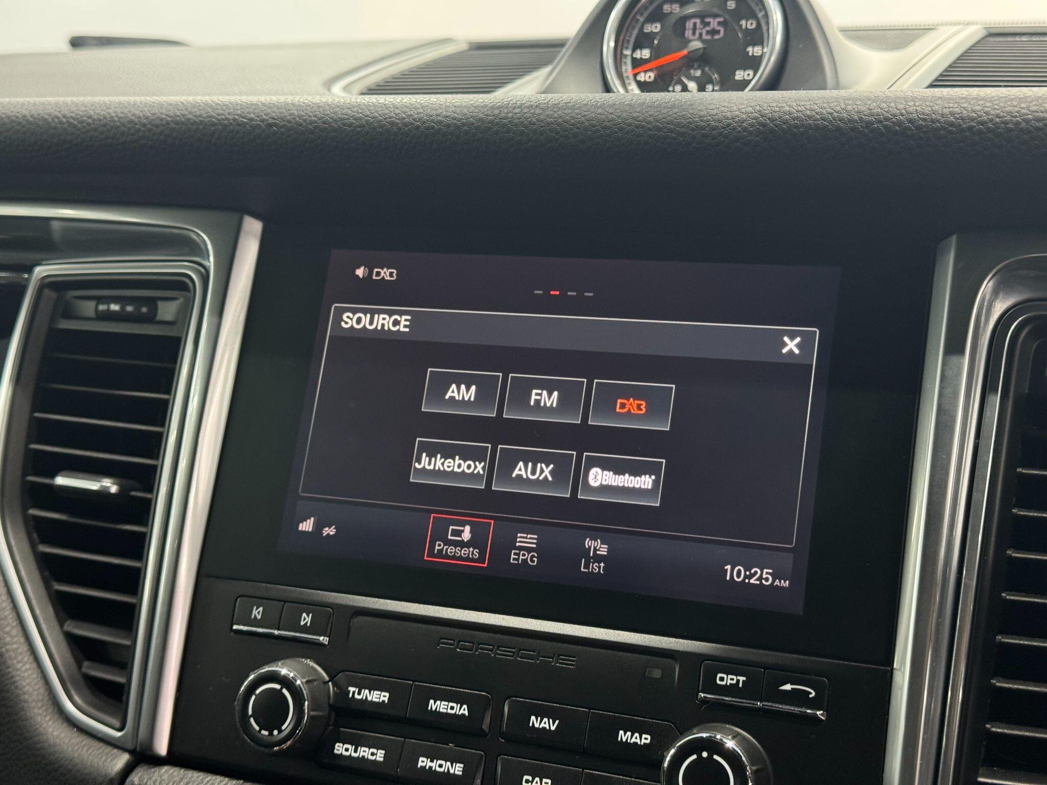Porsche Macan view 35