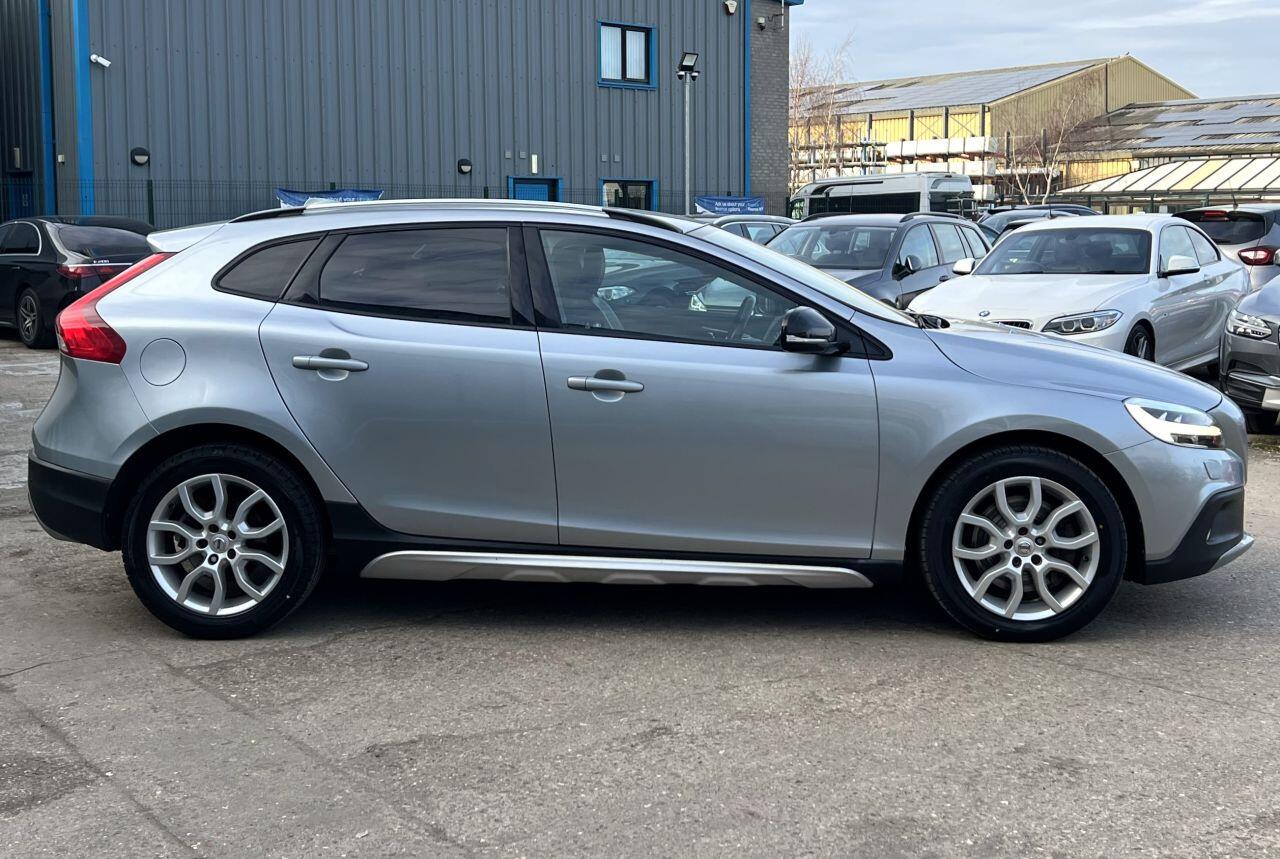 Volvo V40 Cross Country view 7