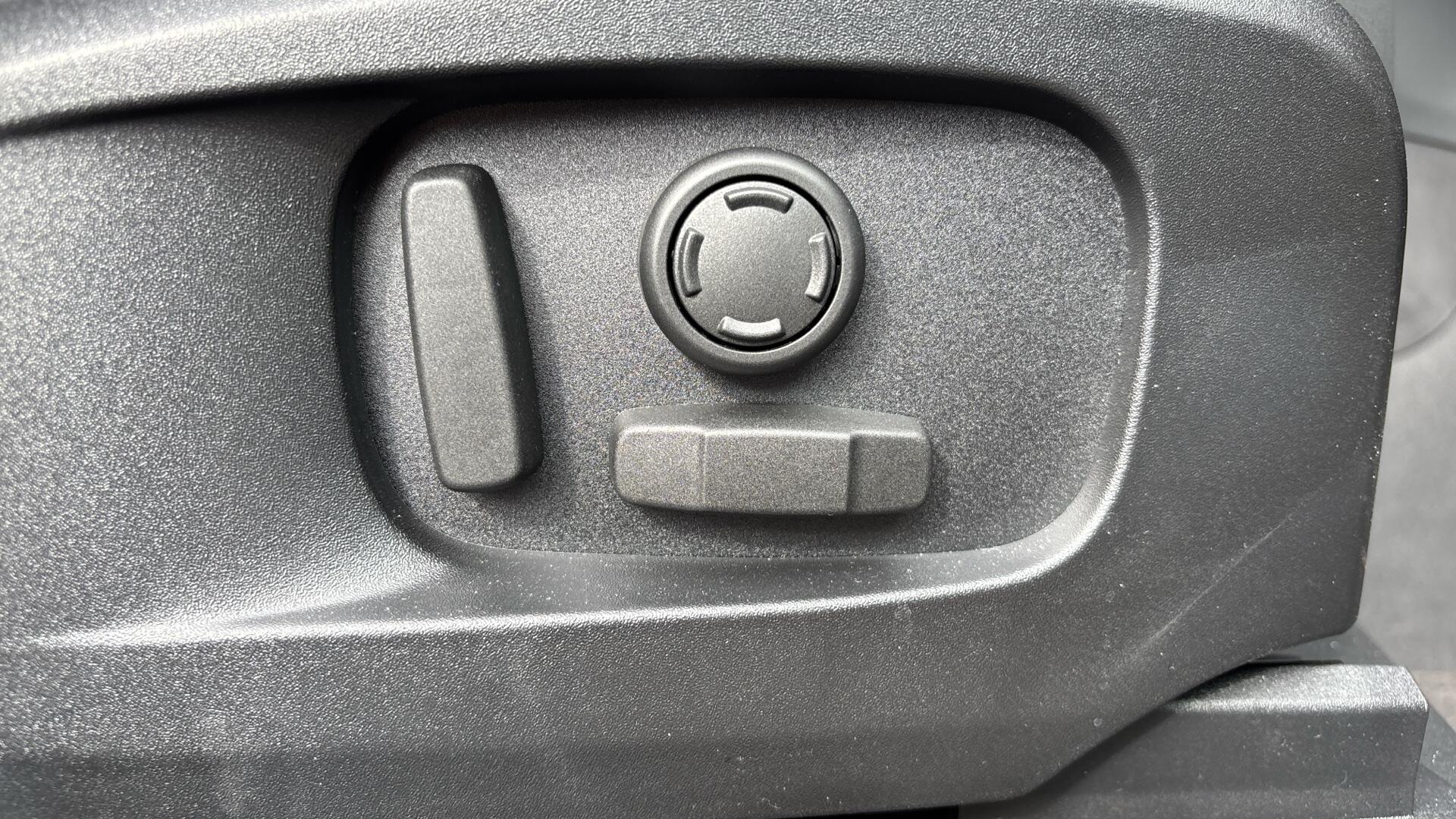 Land Rover Defender view 39