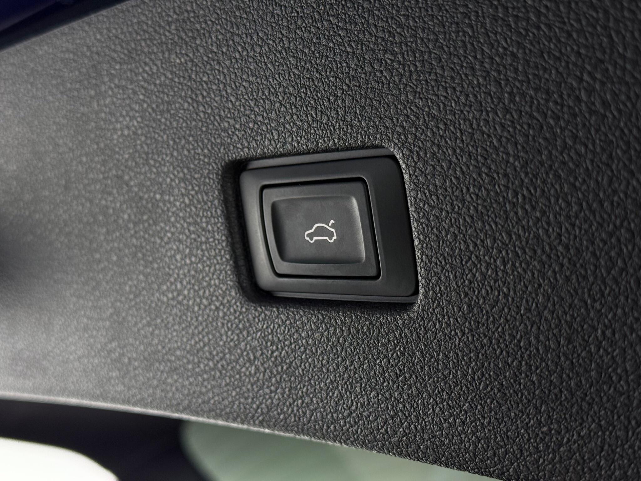 Audi Q8 view 11