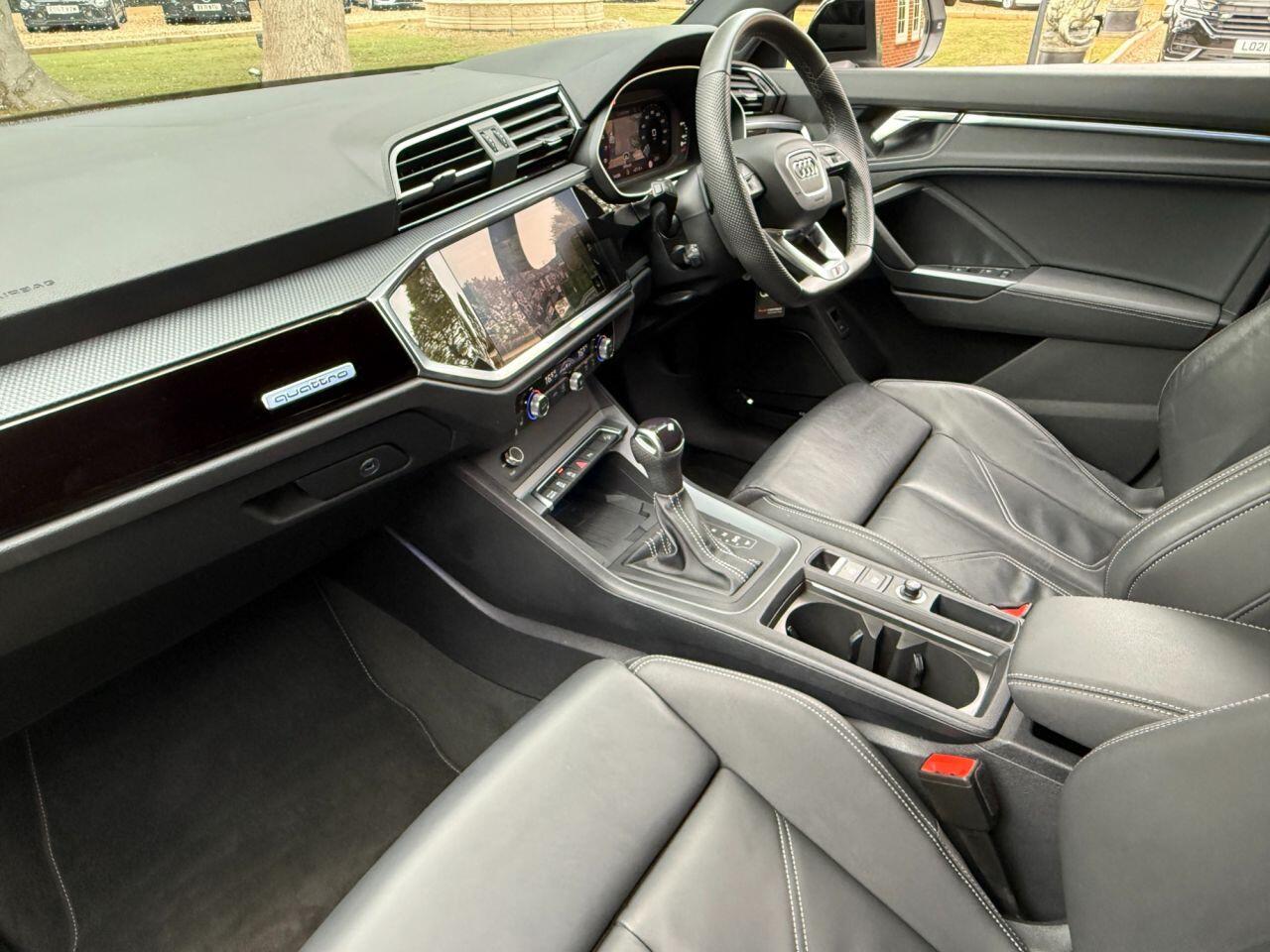 Audi Q3 view 20