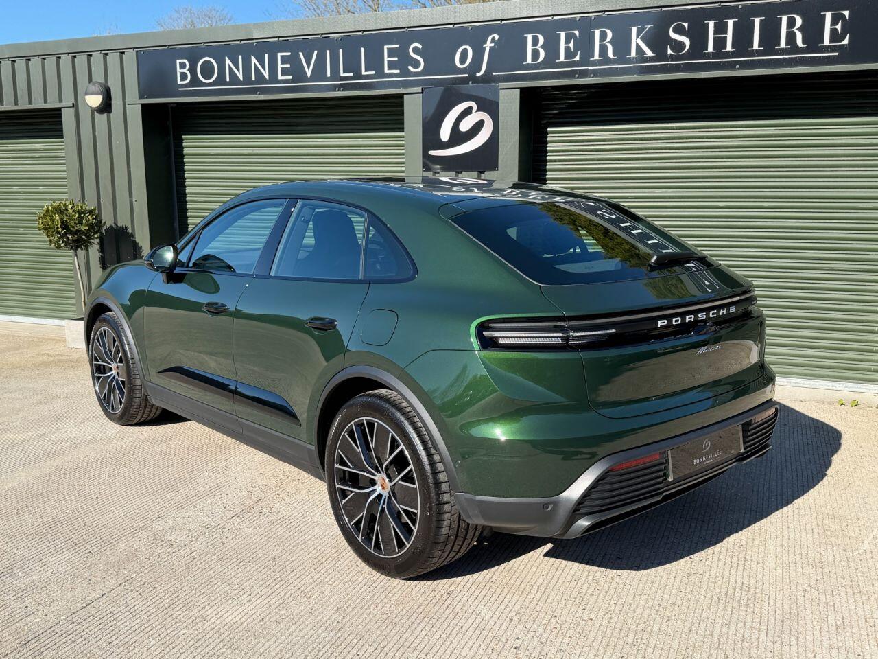 Porsche Macan view 21