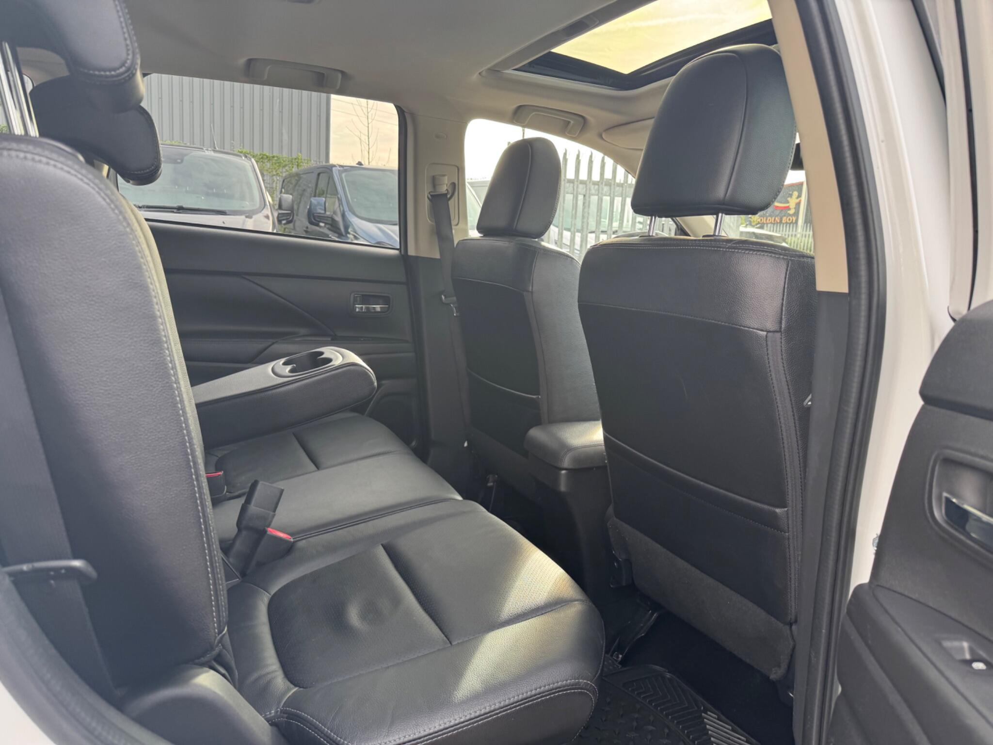 Mitsubishi Outlander view 15