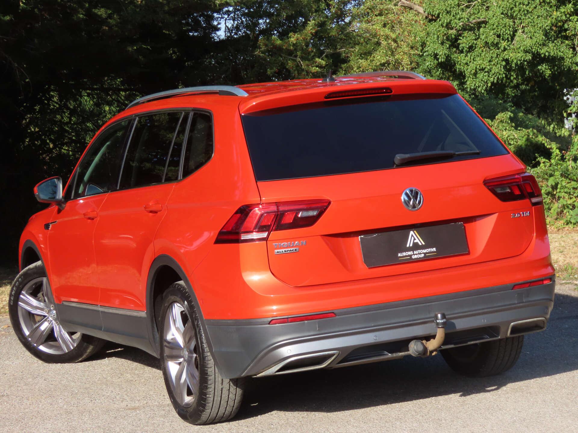 Volkswagen Tiguan Allspace view 6