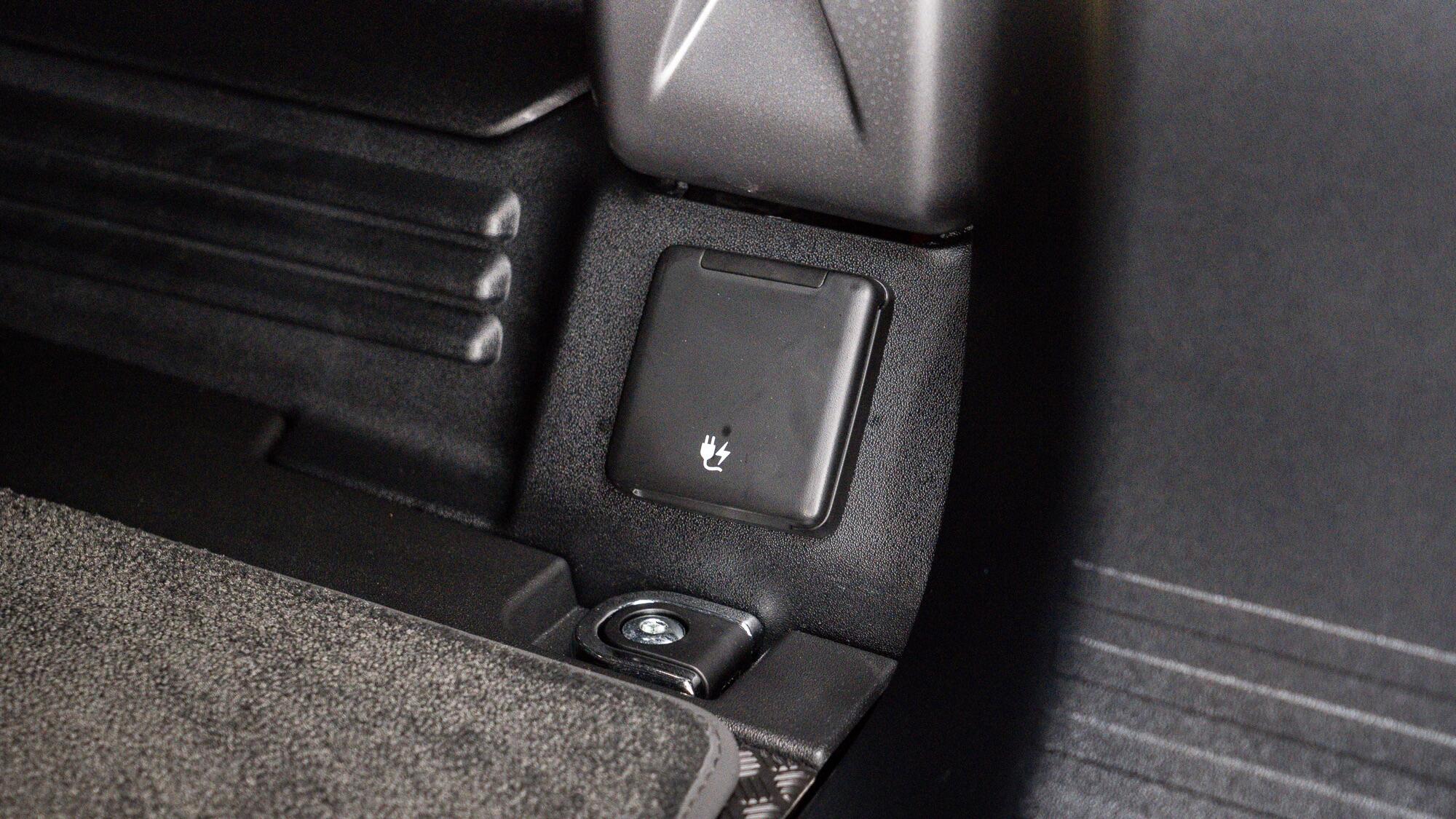 Land Rover Defender 110 view 61