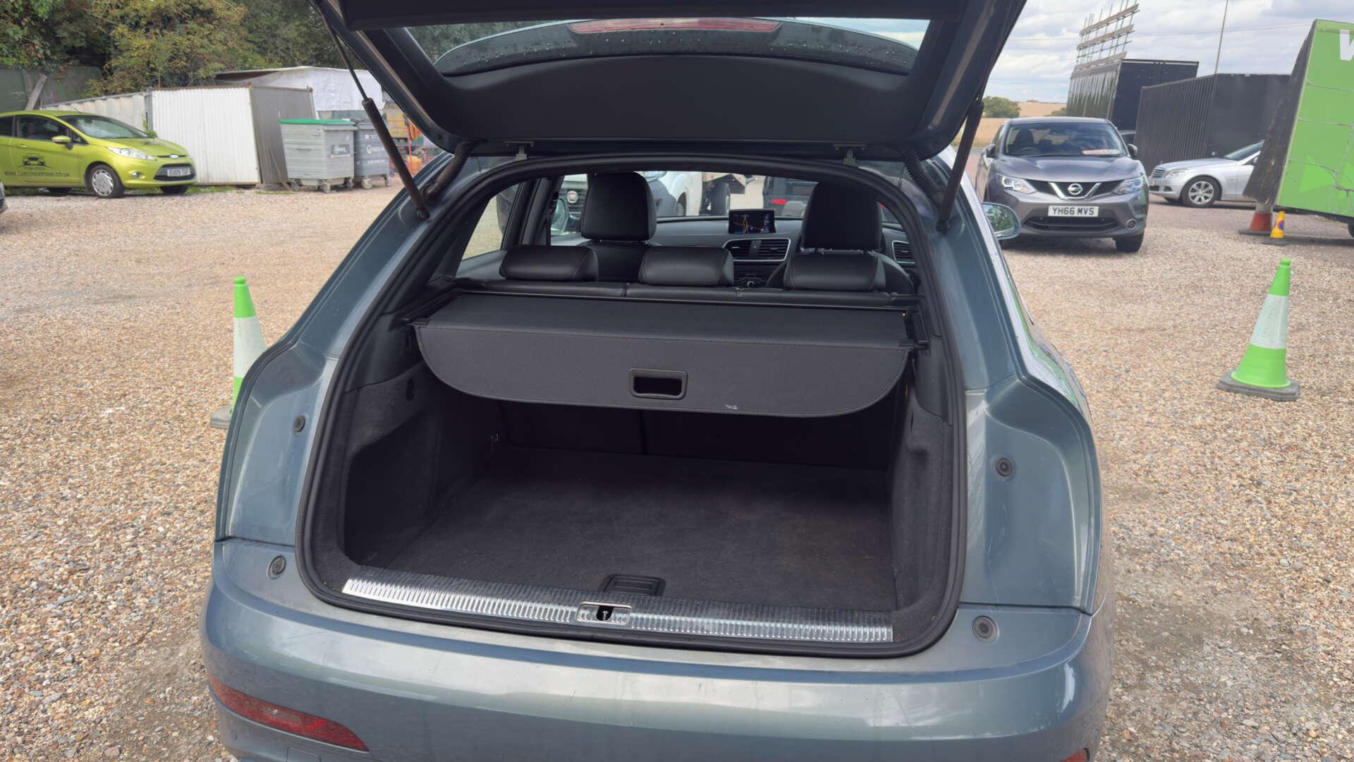 Audi Q3 view 42