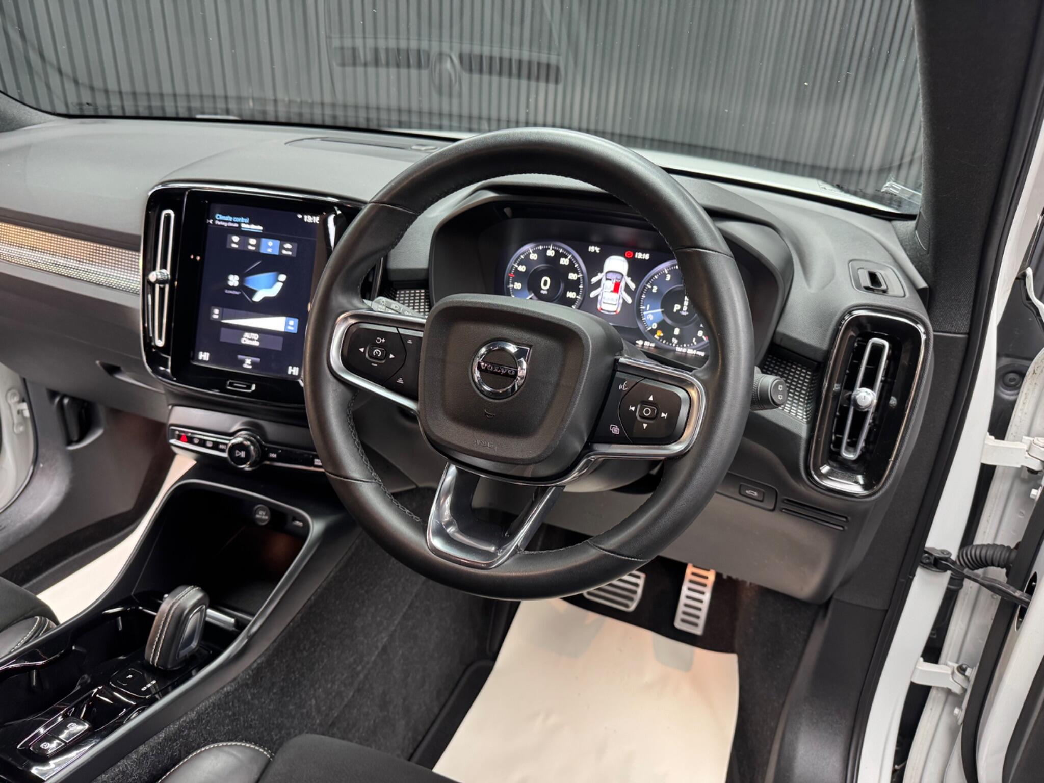 Volvo XC40 view 34