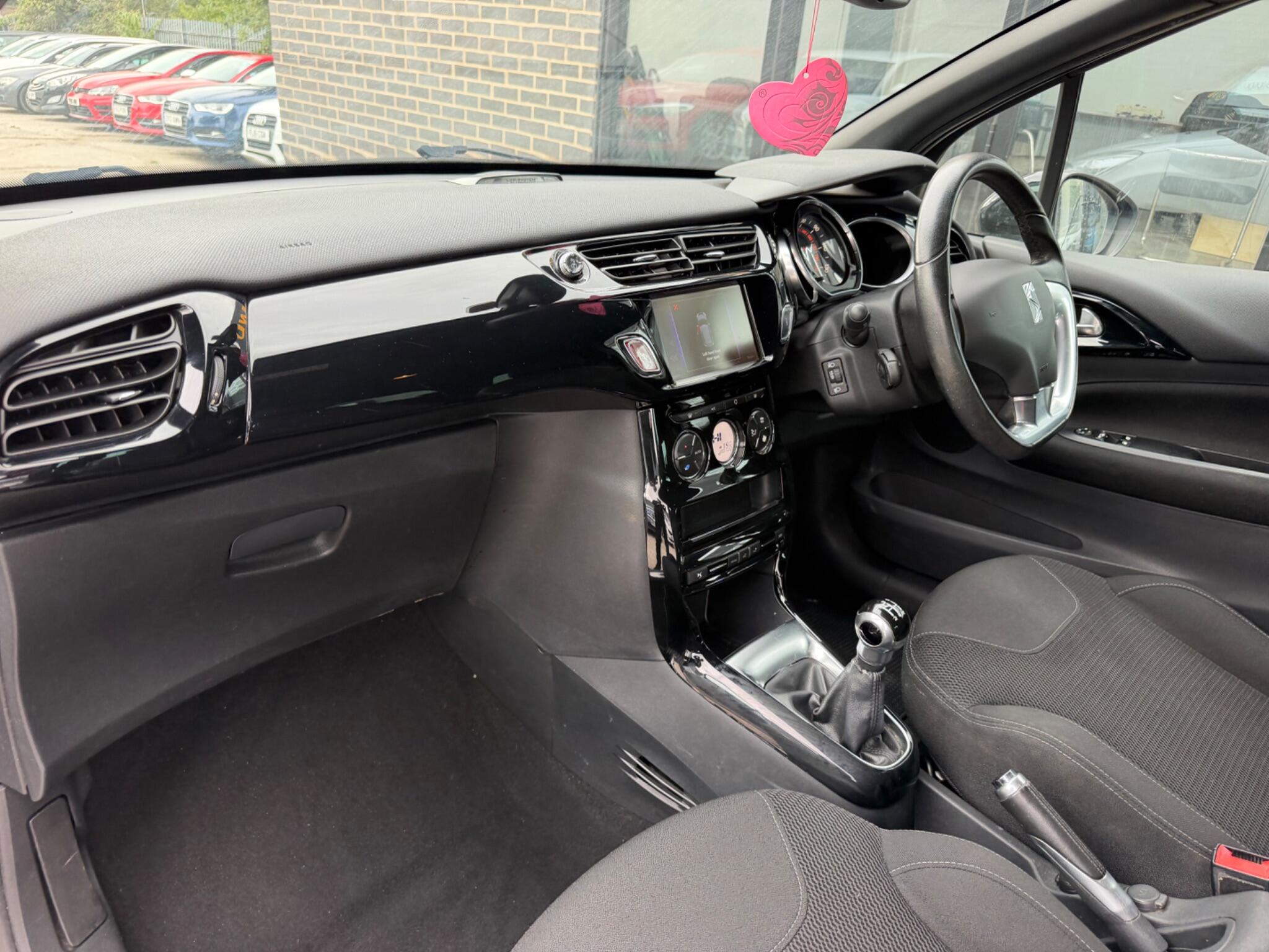 DS Automobiles DS 3 view 15