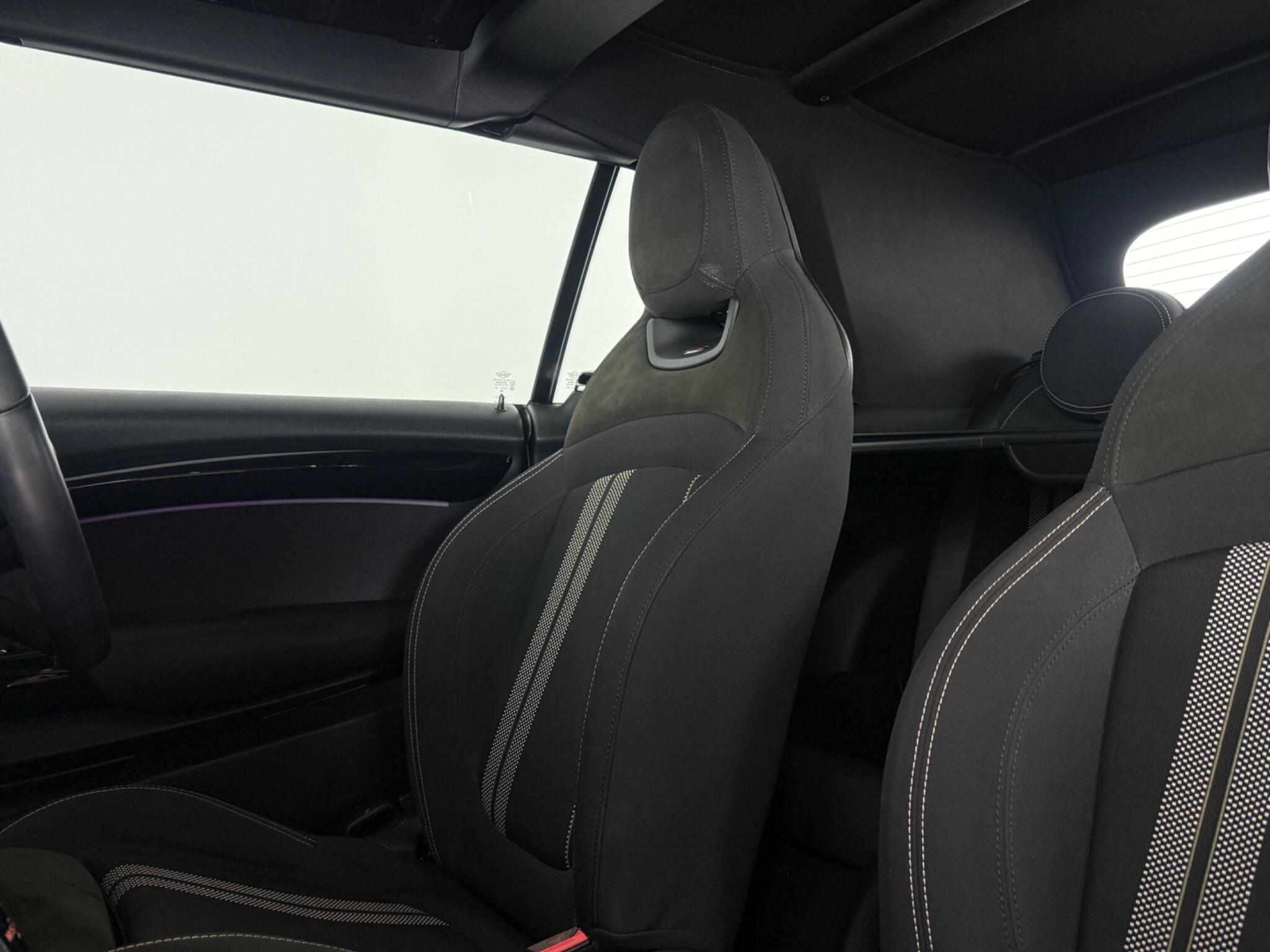 Mini Convertible view 32