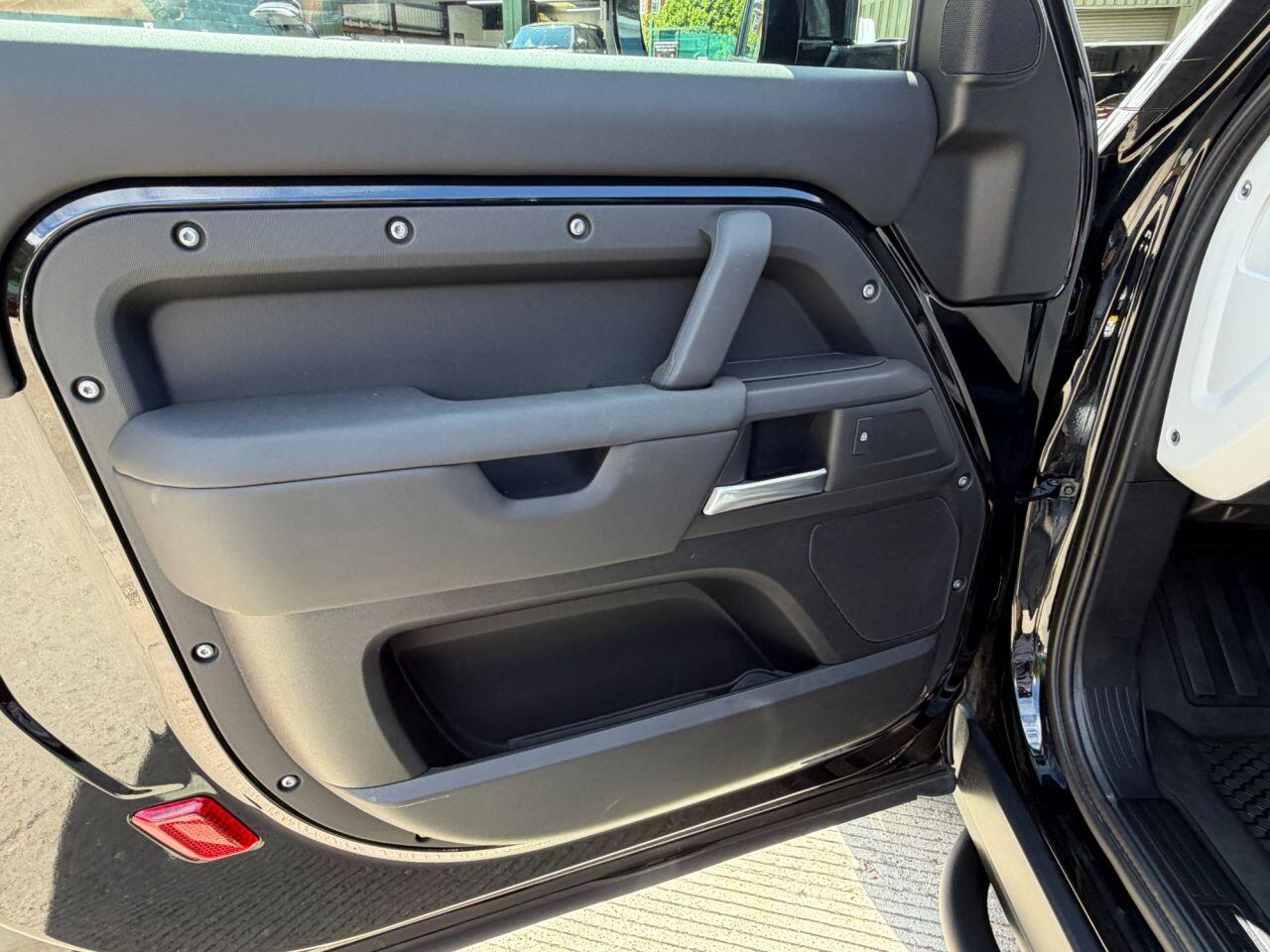 Land Rover Defender 90 view 27