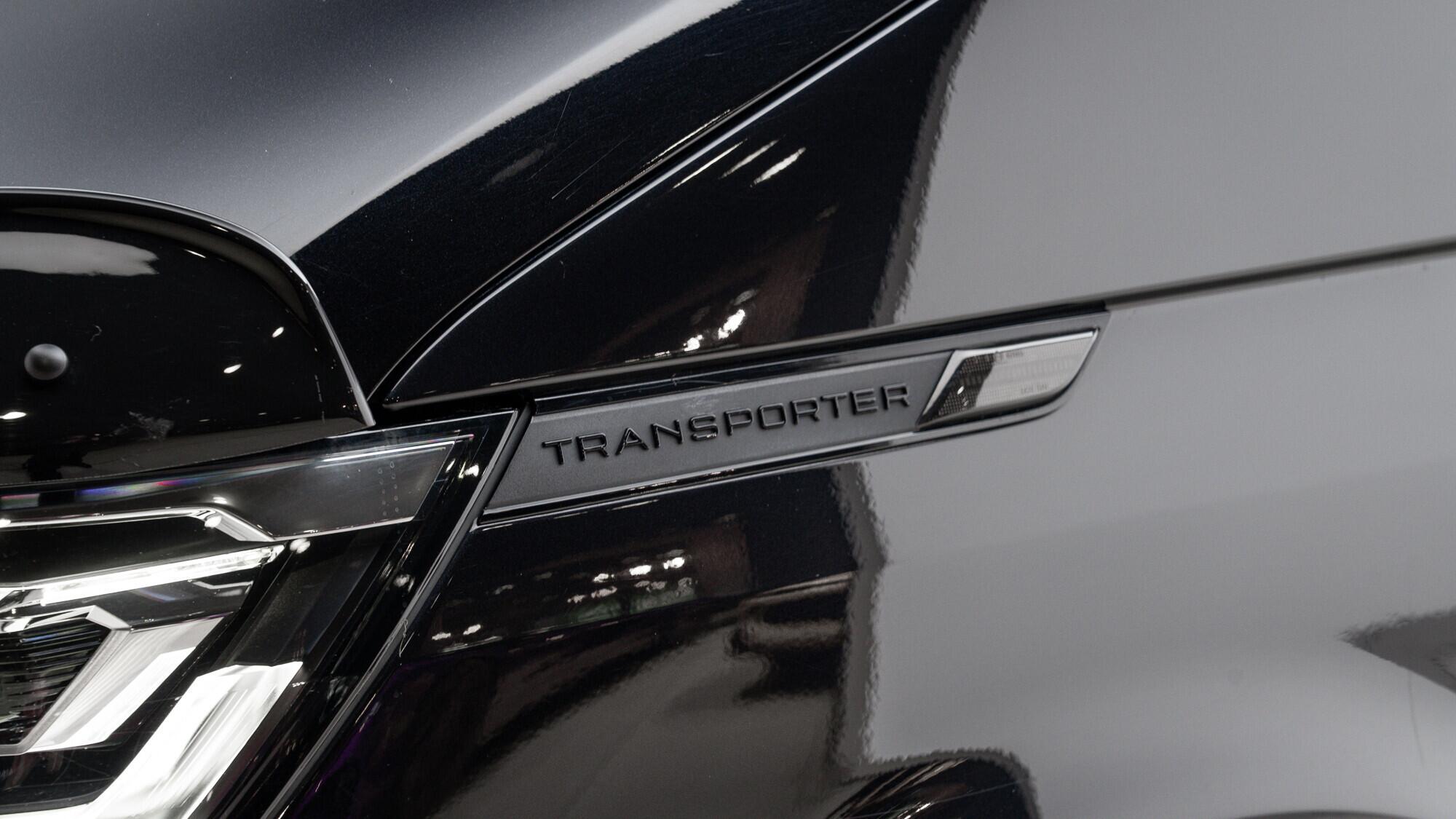 Volkswagen Transporter view 11