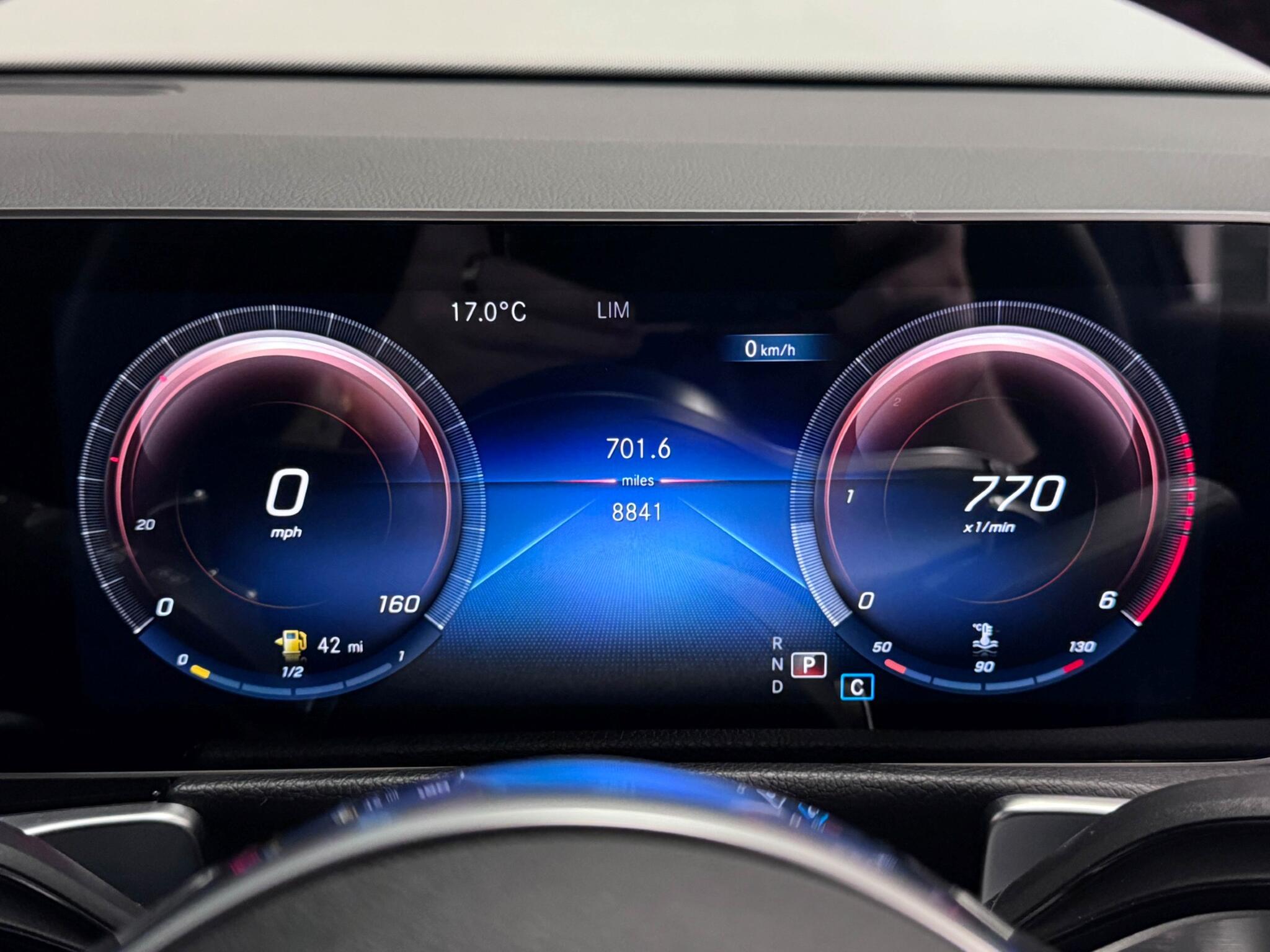Mercedes-Benz GLB view 35