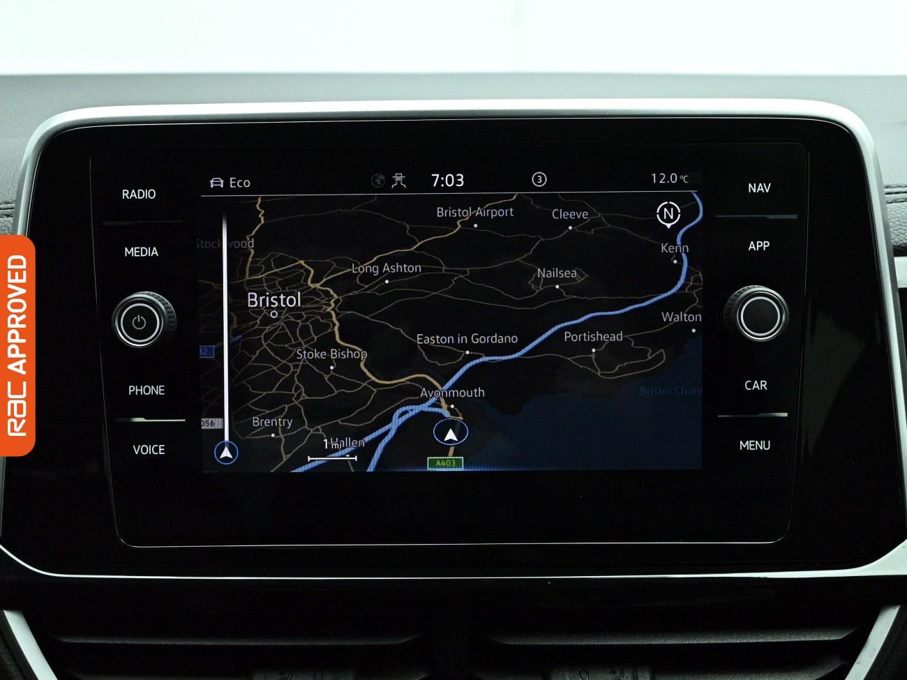 Volkswagen T-Roc view 3