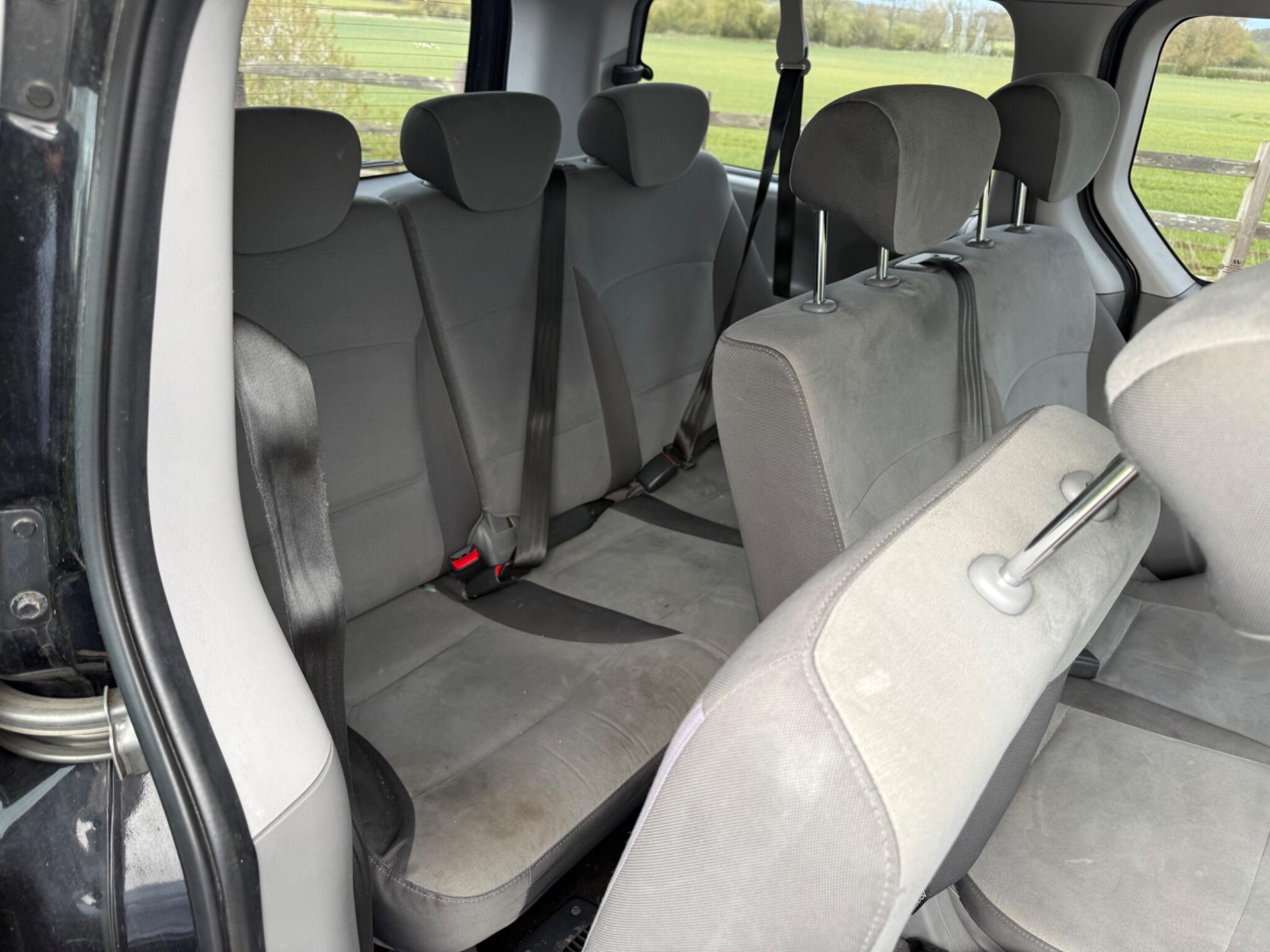 Hyundai i800 2.5 CRDi SE Auto Euro 6 5dr — photo 37 of 100