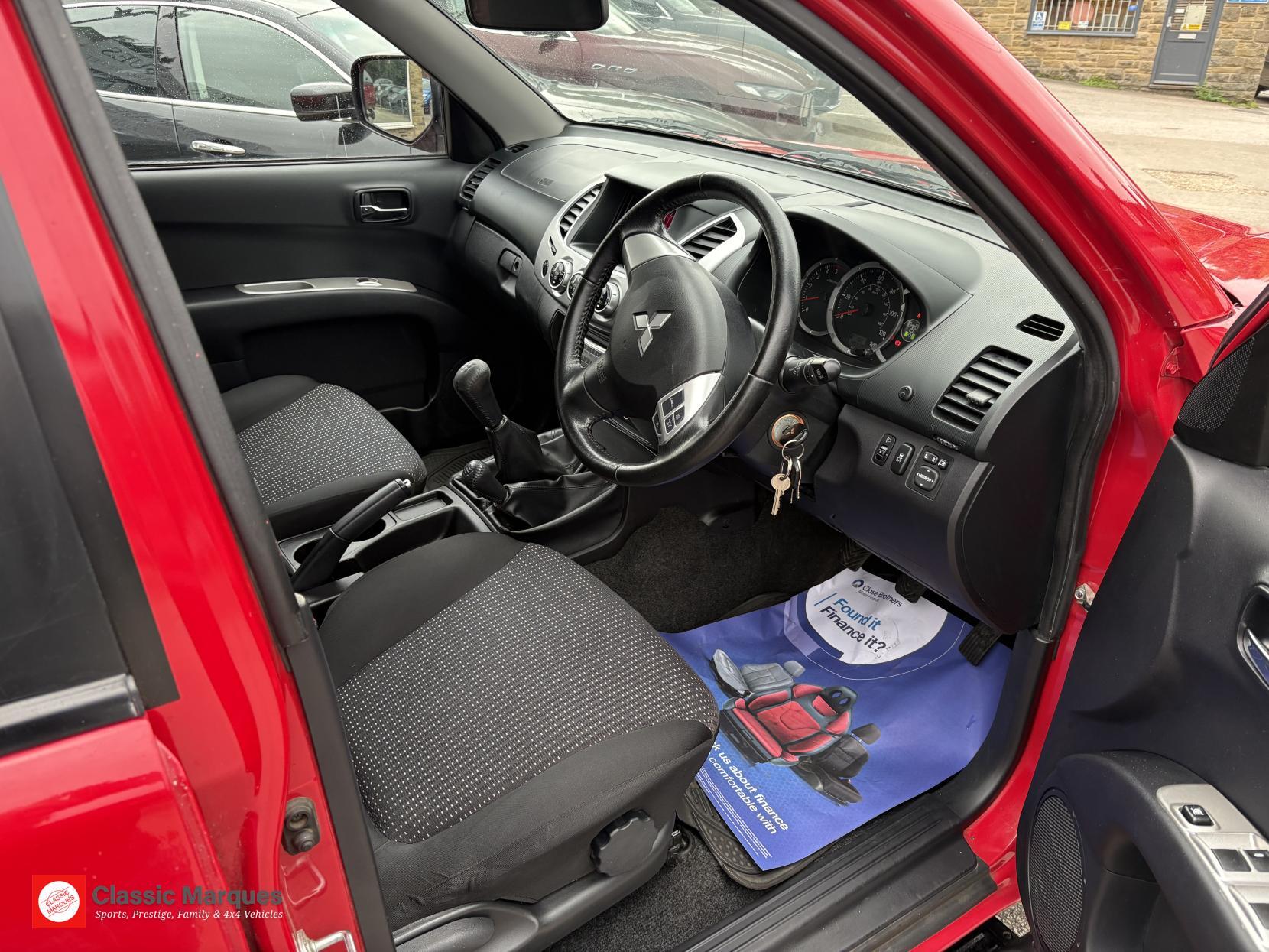 Mitsubishi L200 view 2