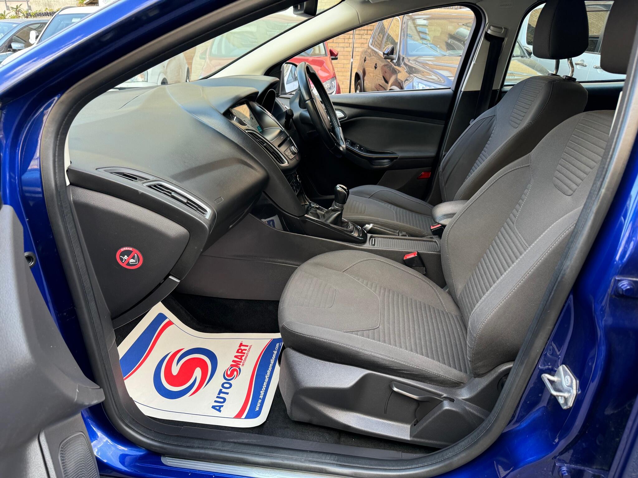Ford Focus view 14