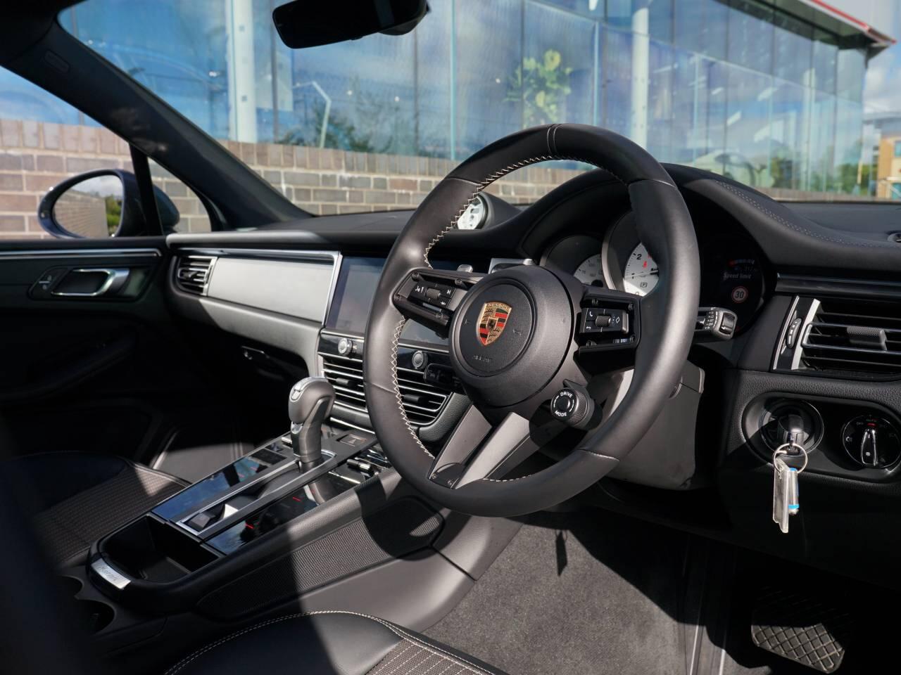 Porsche Macan view 8