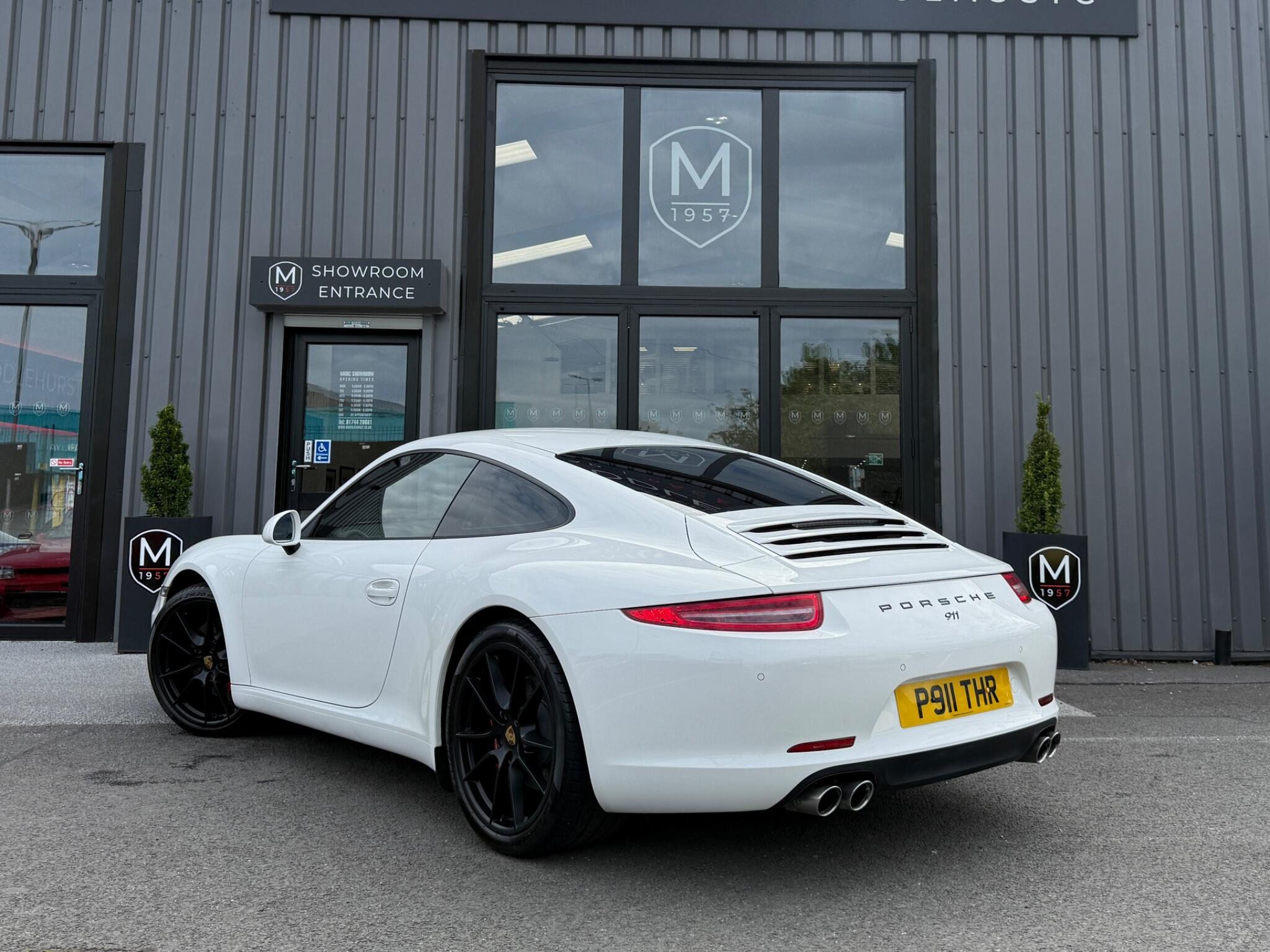 Porsche 911 view 3