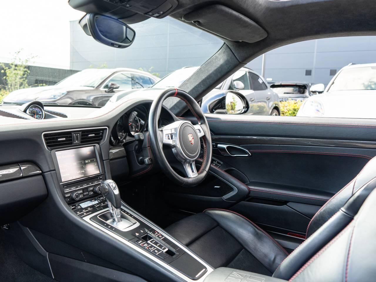 Porsche 911 view 32