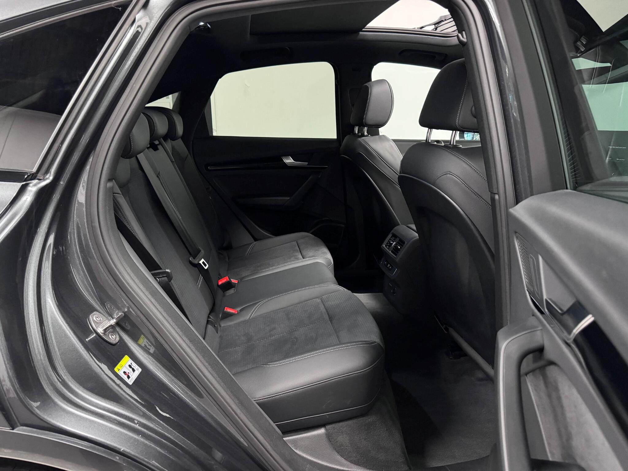 Audi Q5 view 9