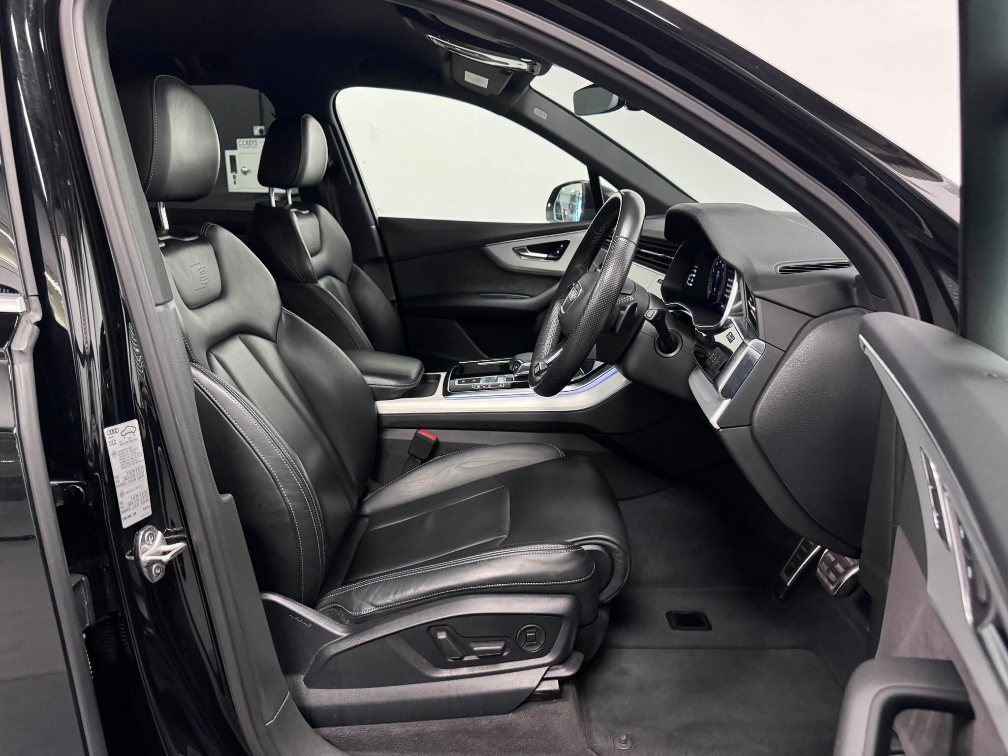 Audi Q7 view 32