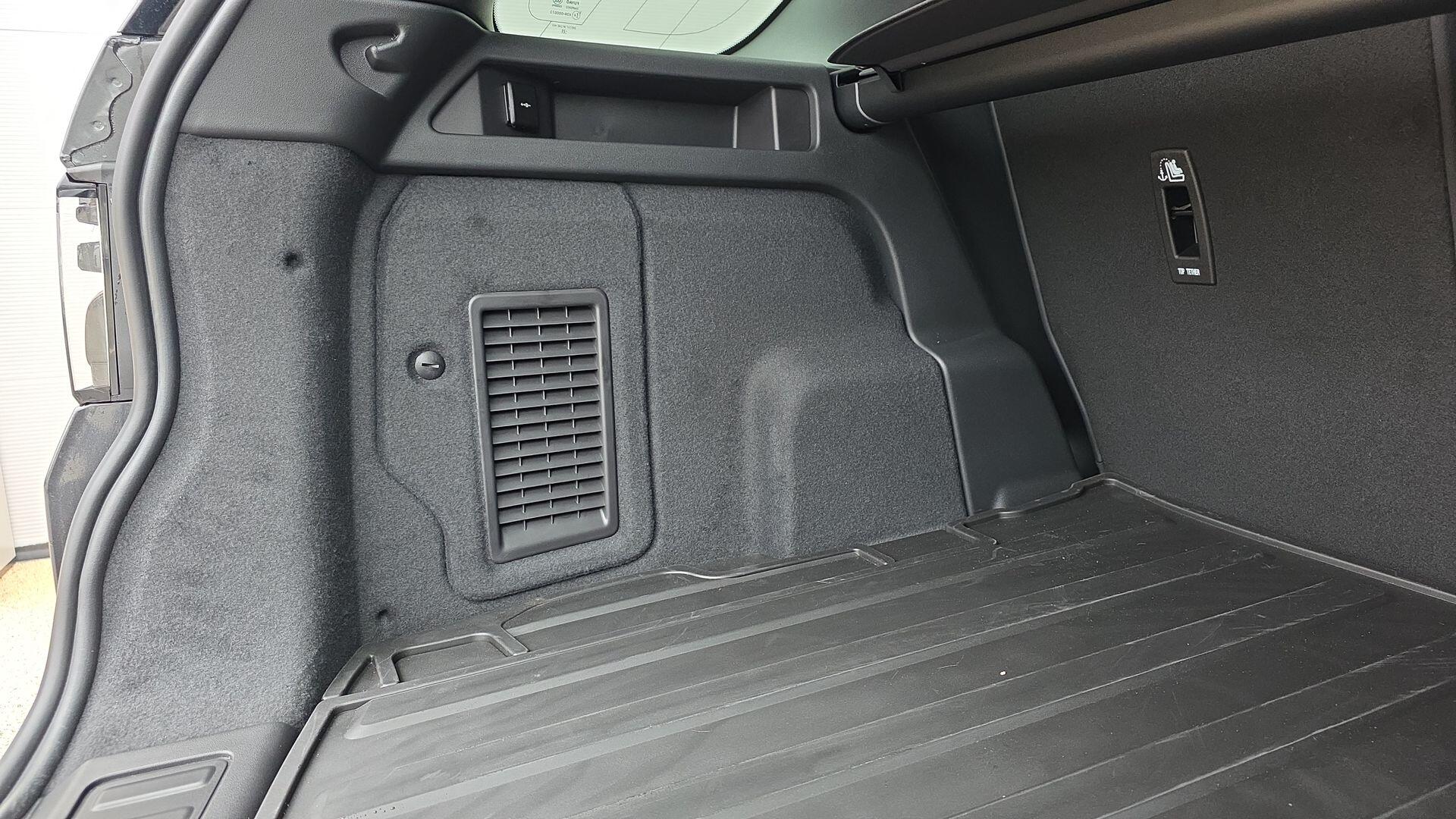 Land Rover Discovery Sport view 29