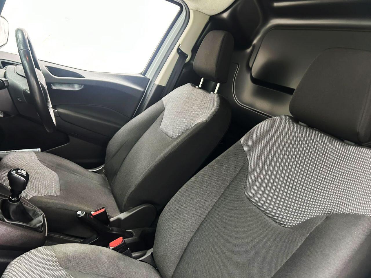 Ford Transit Courier view 13