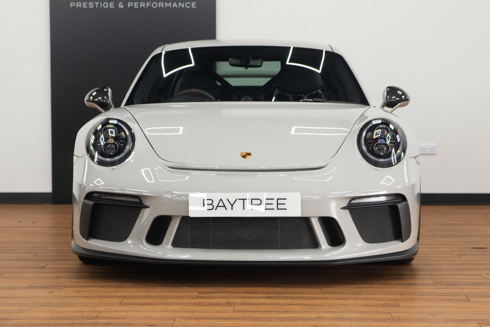 Porsche 911 view 7