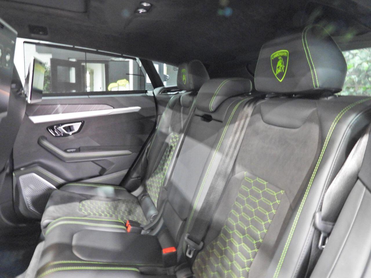 Lamborghini Urus view 32
