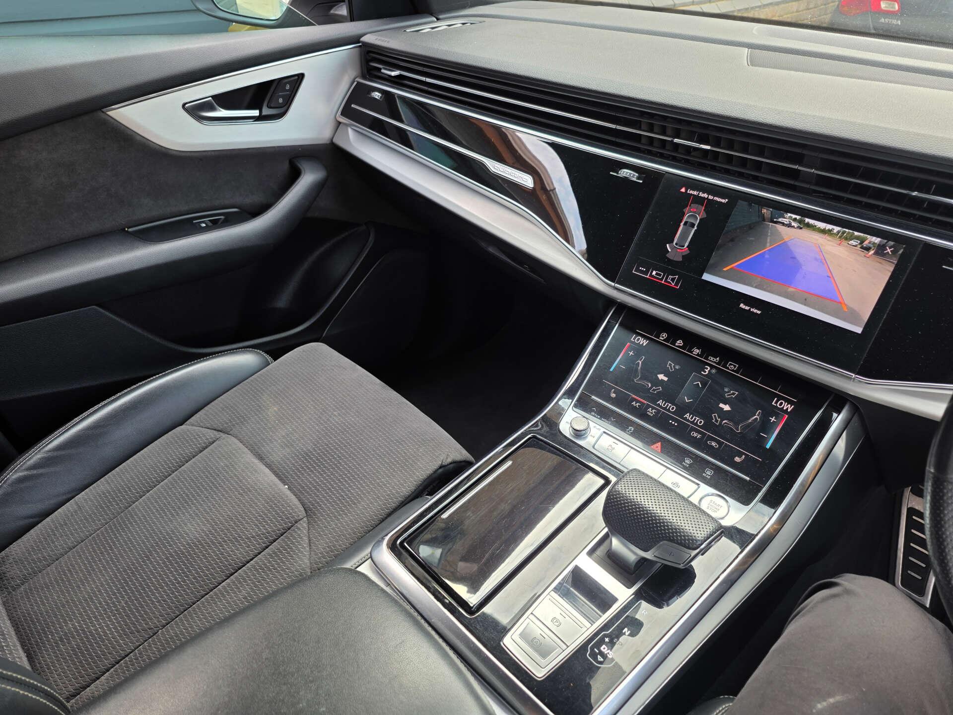 Audi Q8 view 37