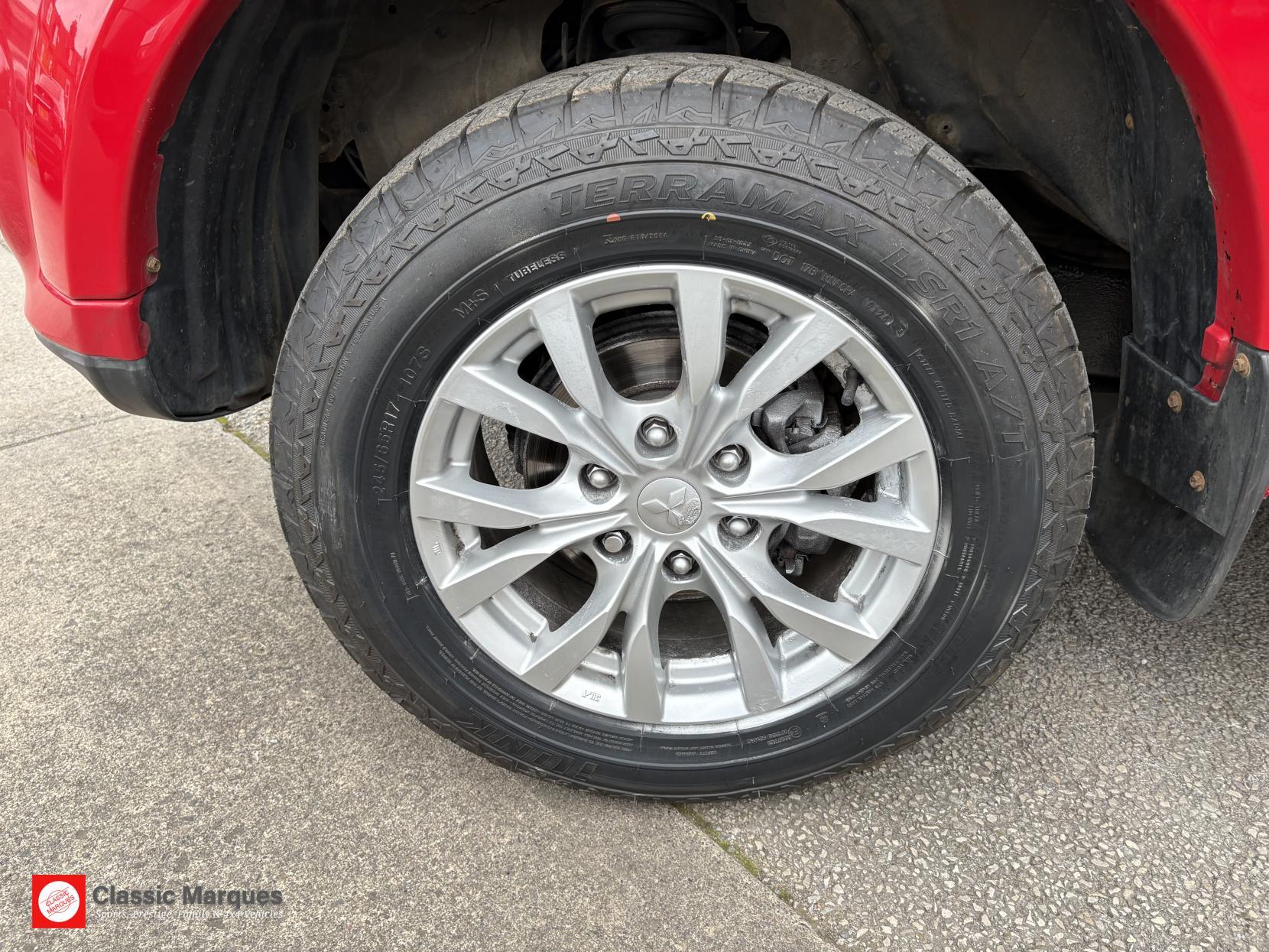 Mitsubishi L200 view 45