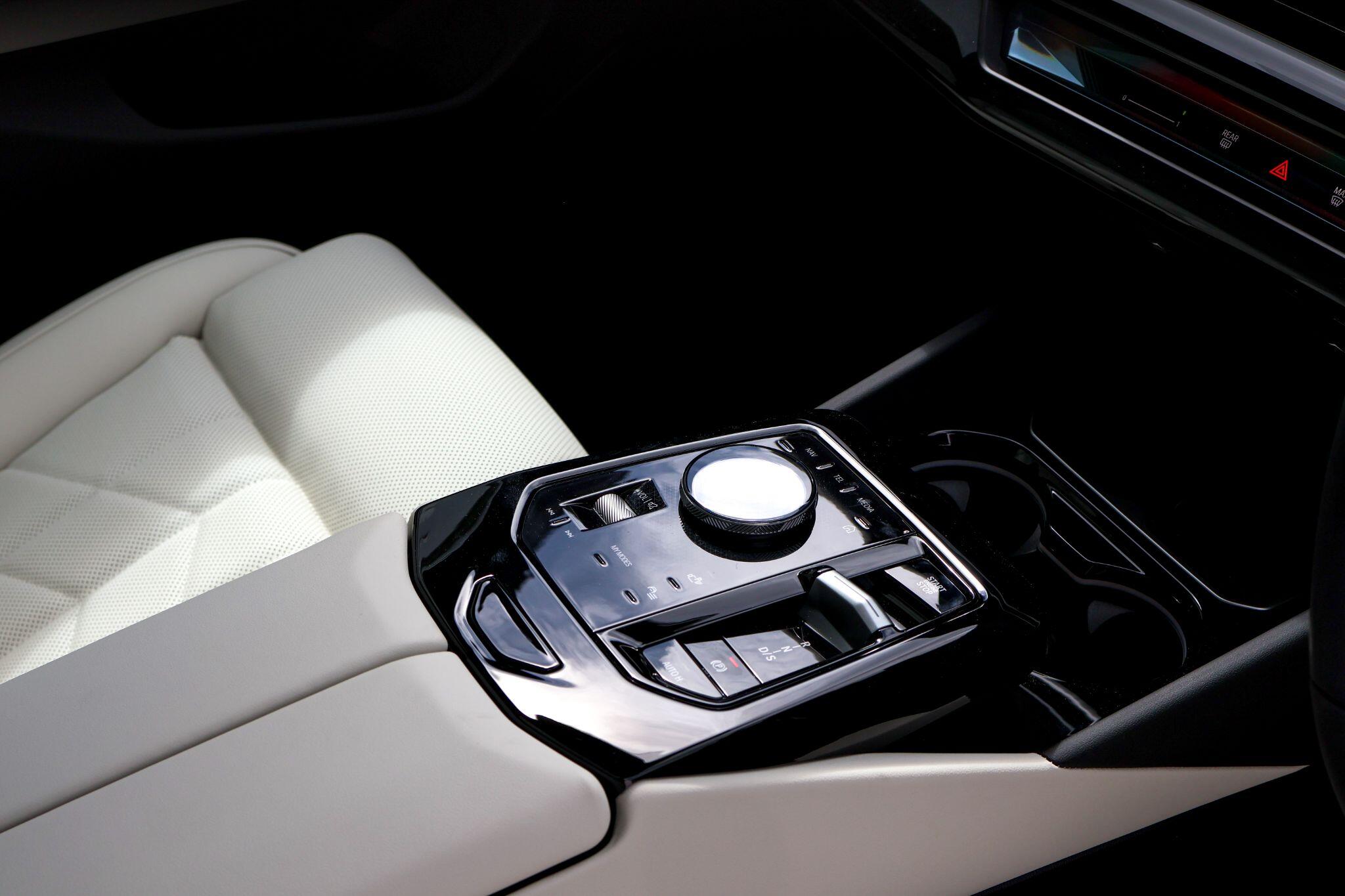 BMW 5 Series view 10