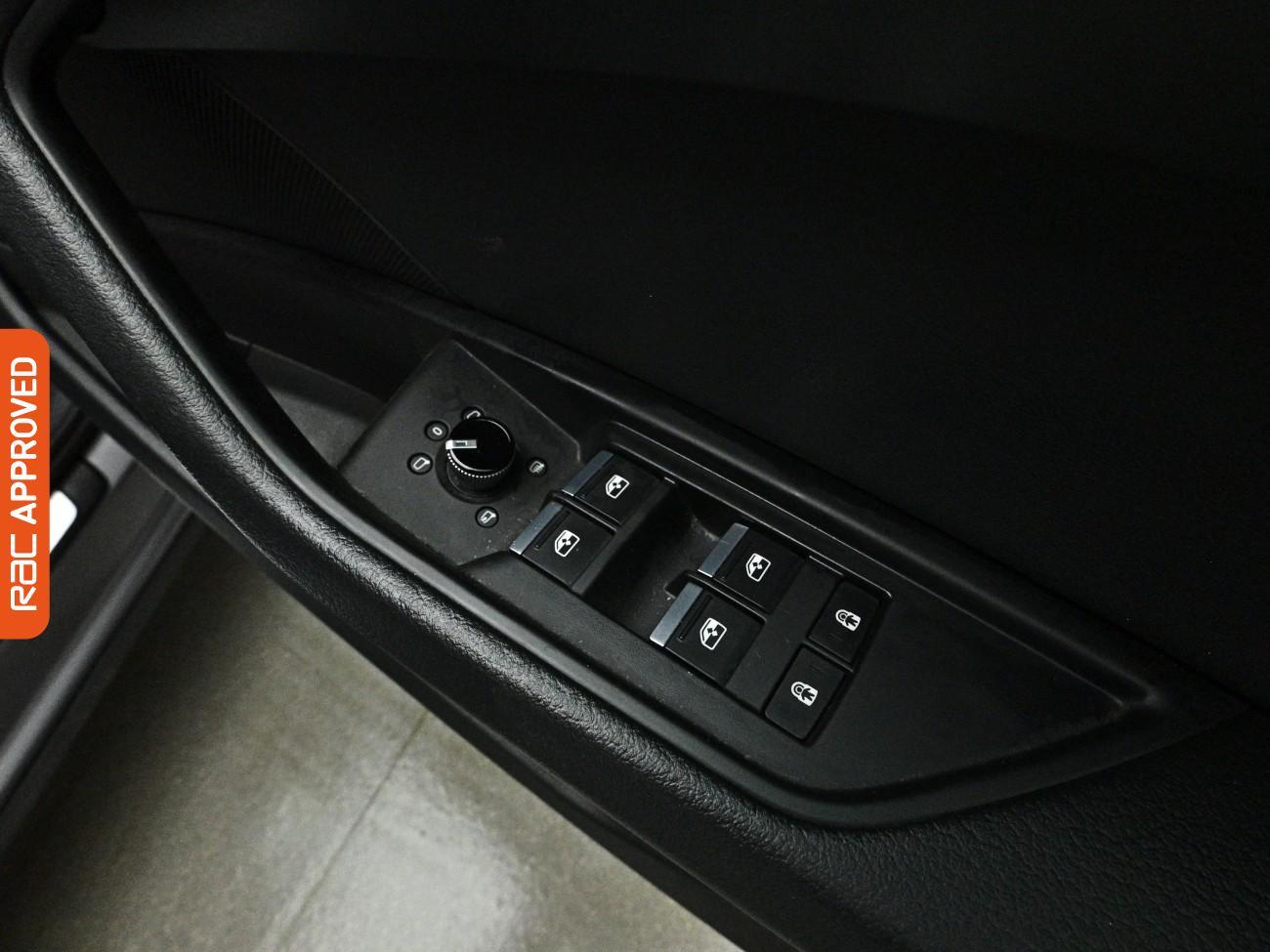 Audi E-Tron view 25