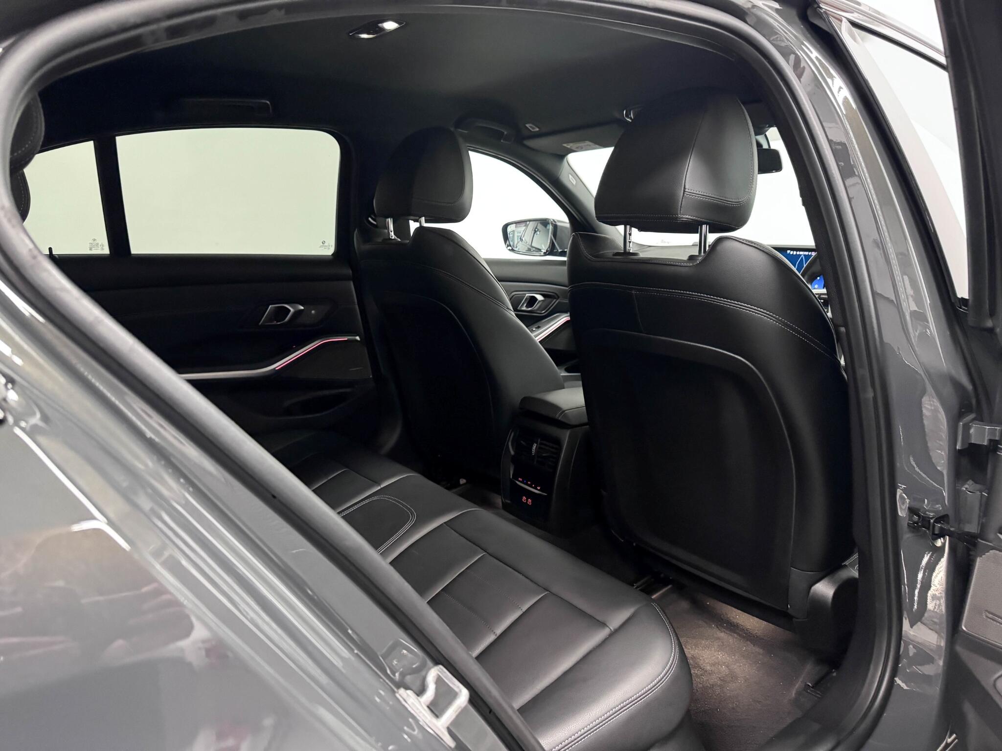 BMW 3 Series view 9