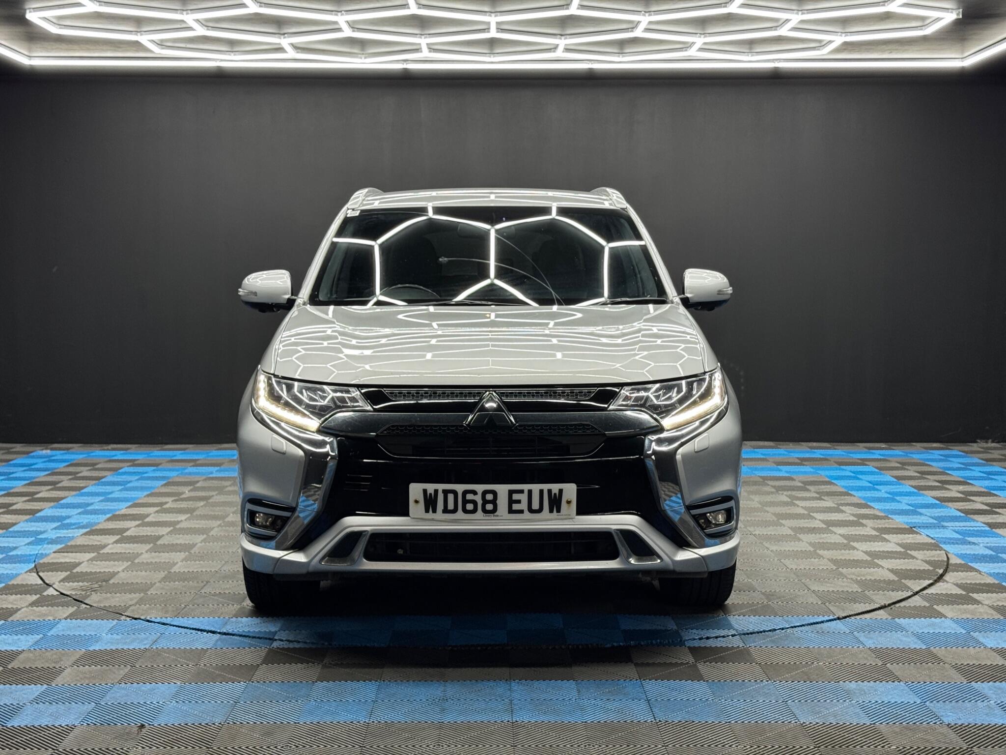 Mitsubishi Outlander view 2