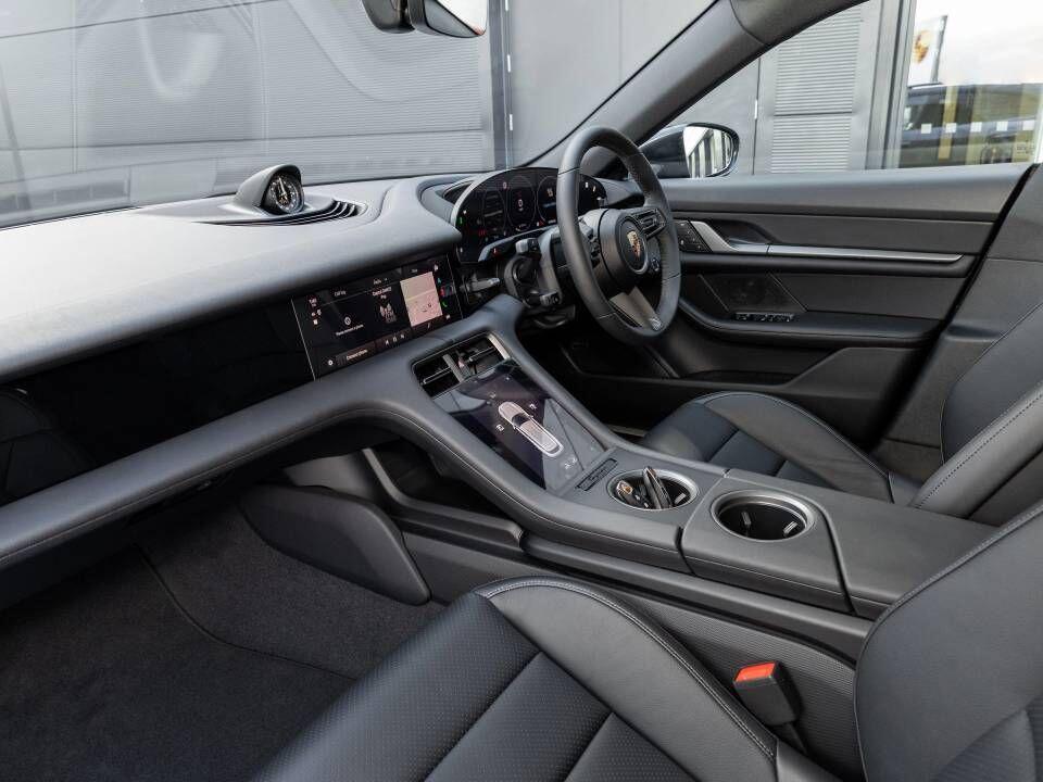 Porsche Taycan view 11
