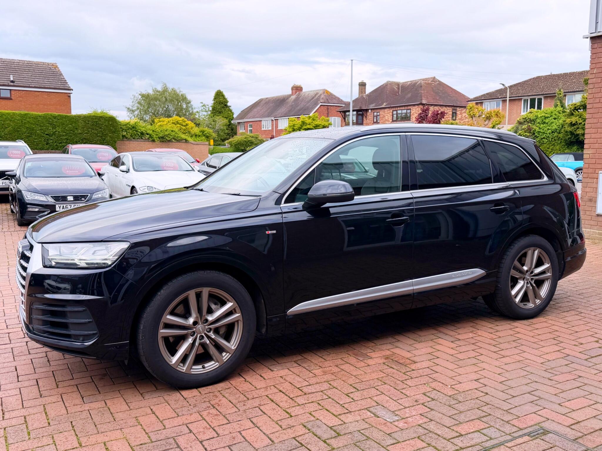 Audi Q7 view 35