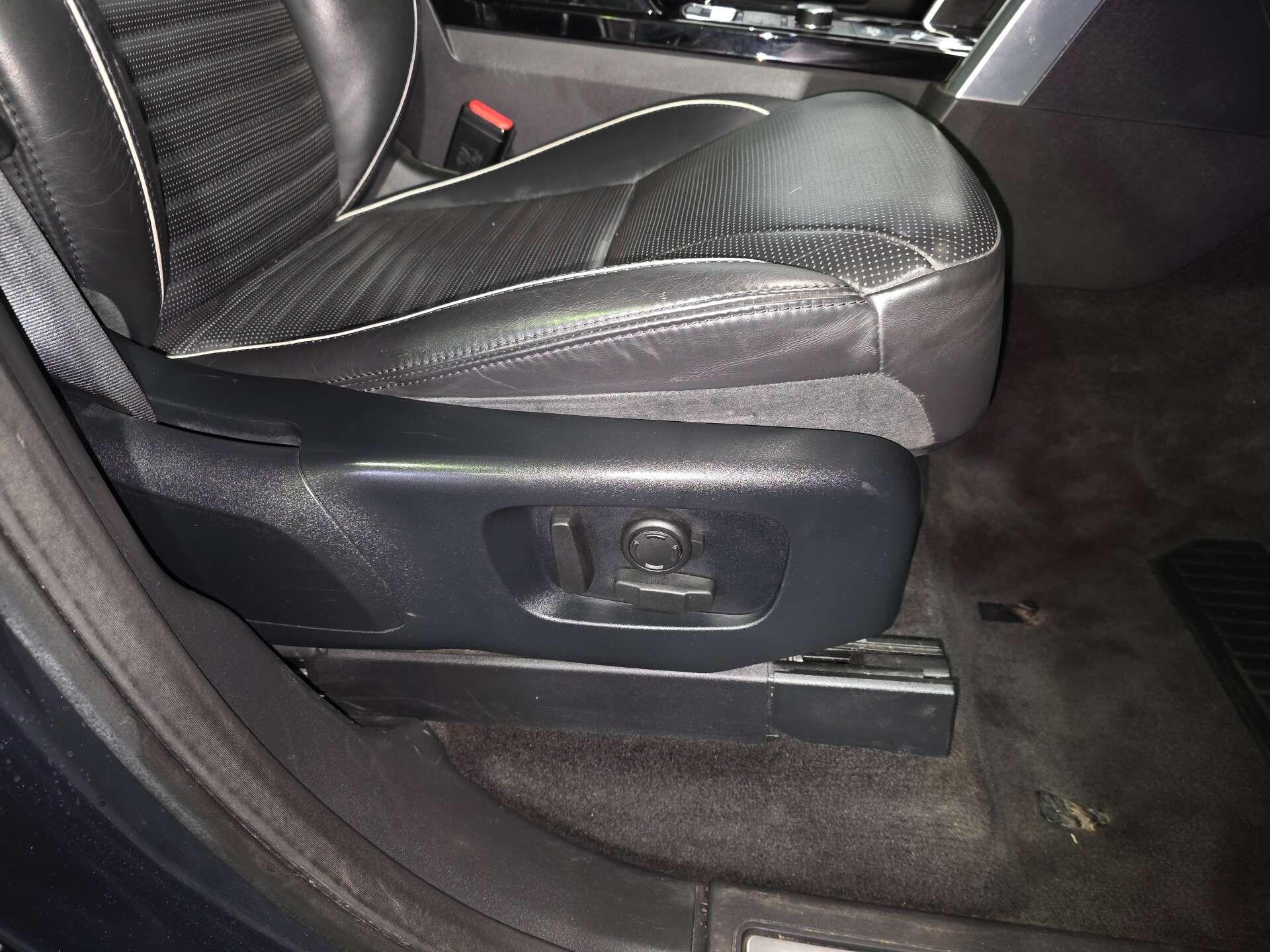 Land Rover Discovery view 14