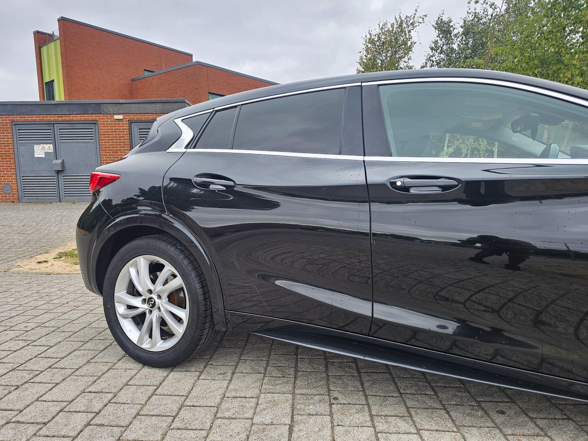 Infiniti Q30 view 5