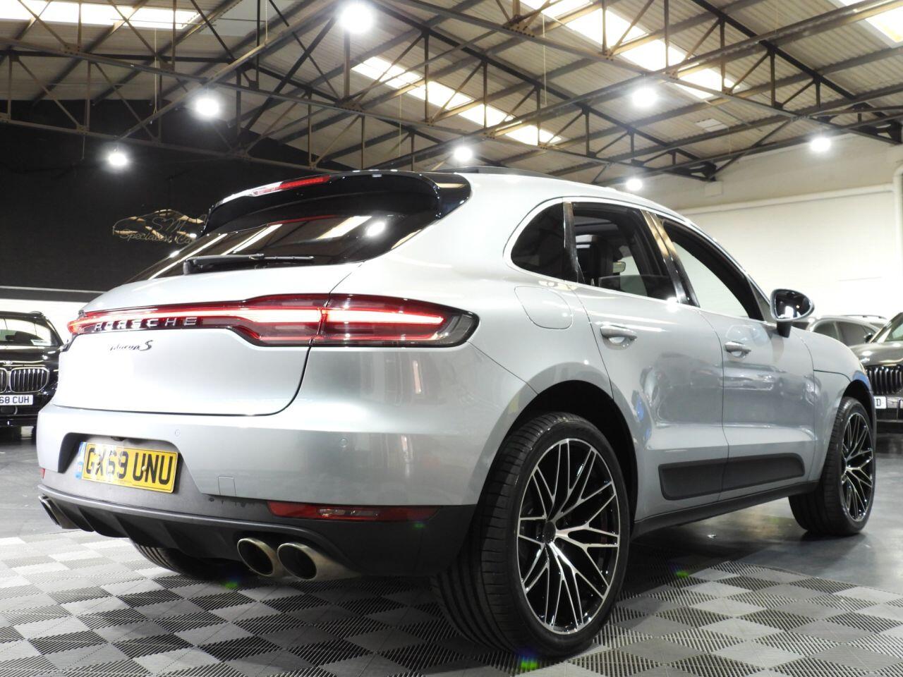 Porsche Macan view 14